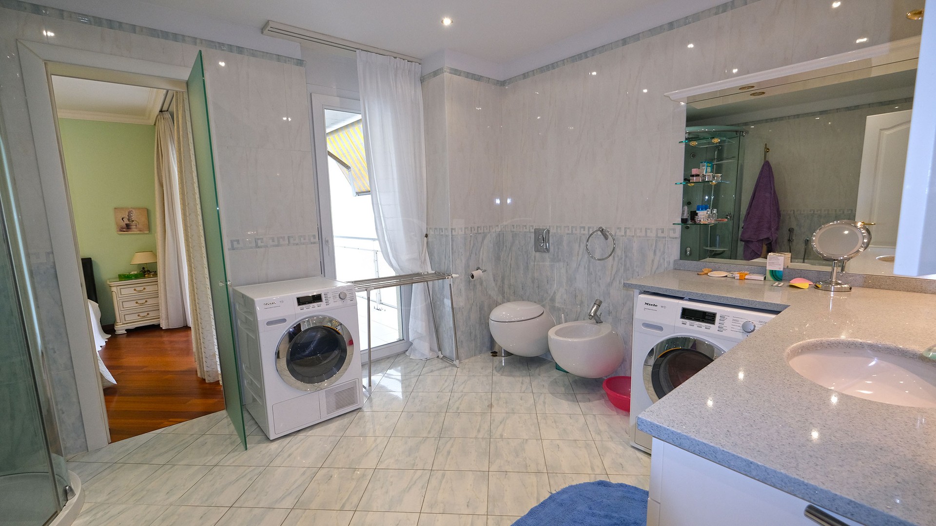Badezimmer mit Waschmaschinen und Doppelwaschbecken