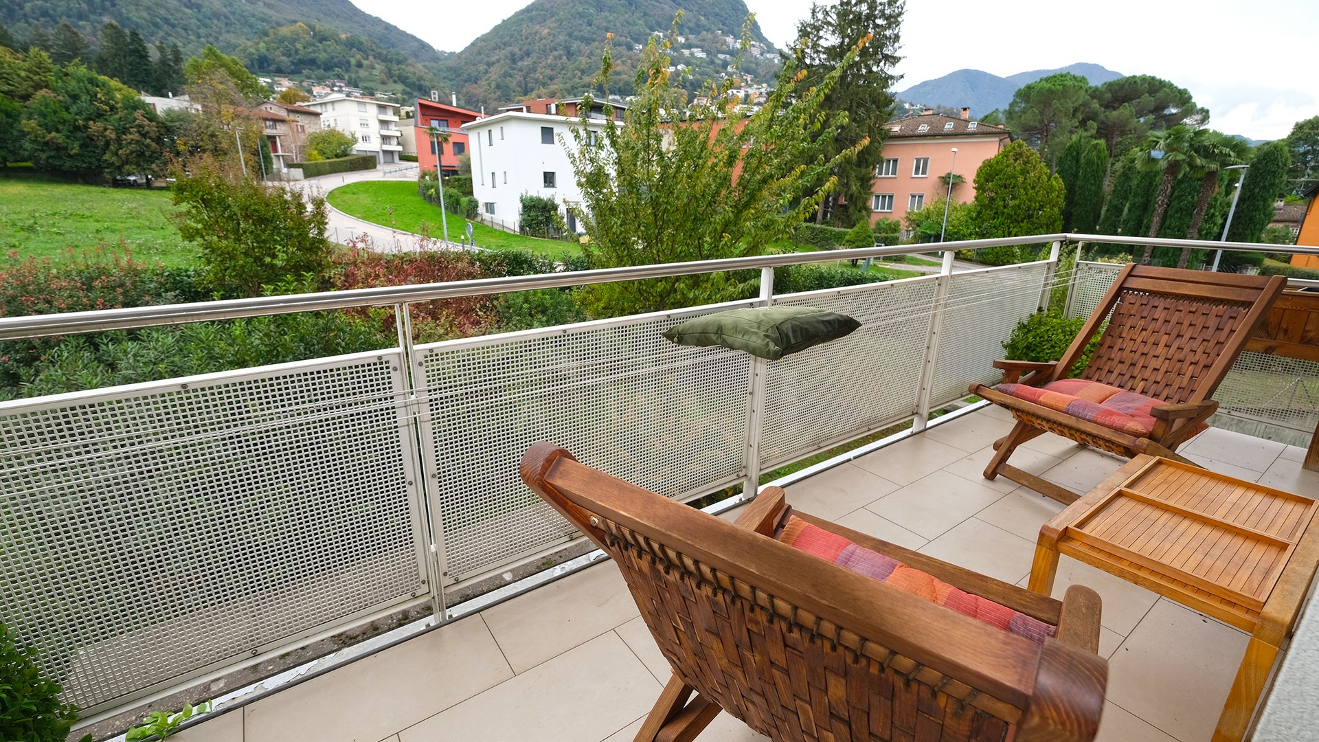Balkon mit Berg- und Gartenblick