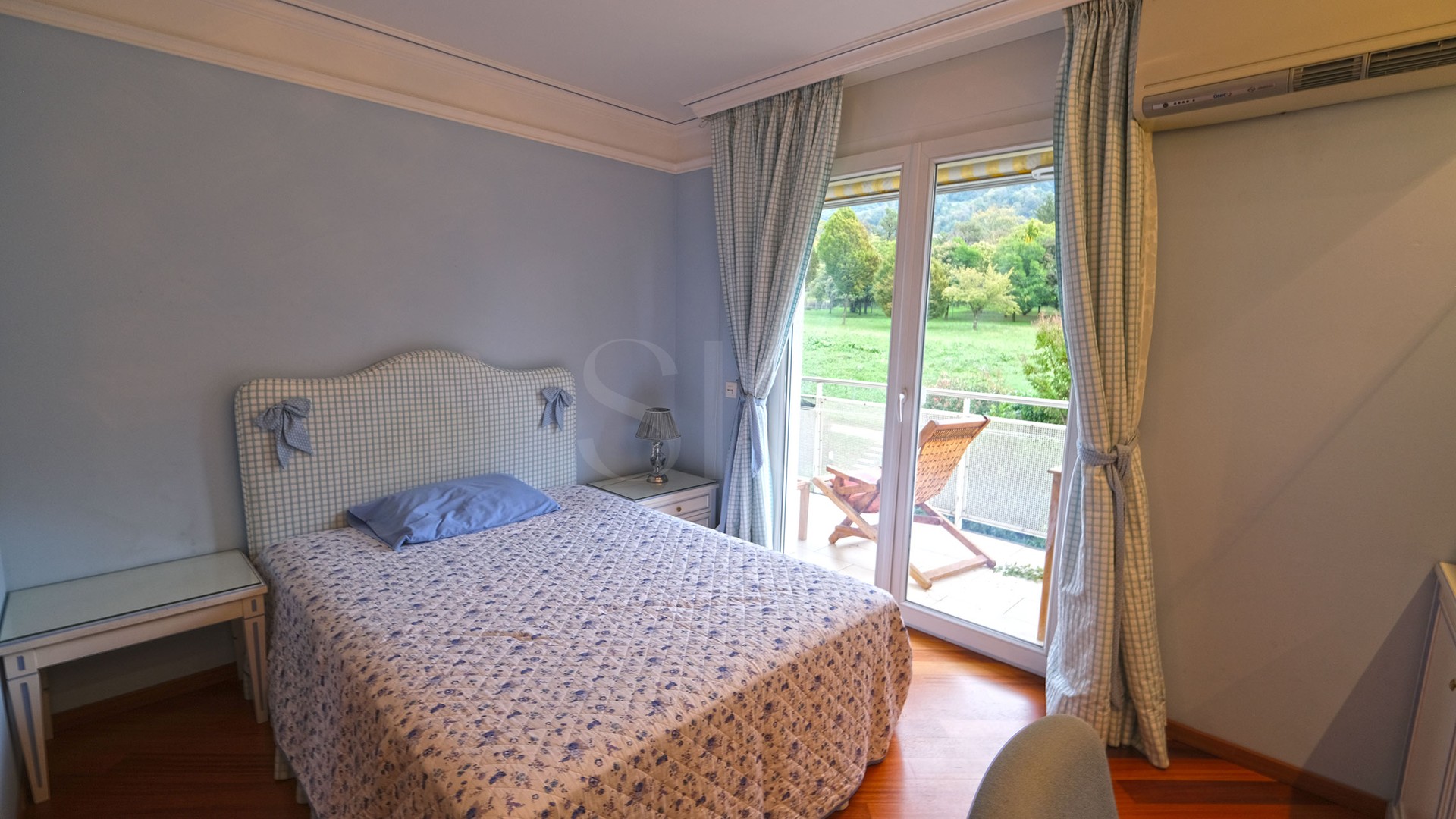 Helles Schlafzimmer mit Balkonblick