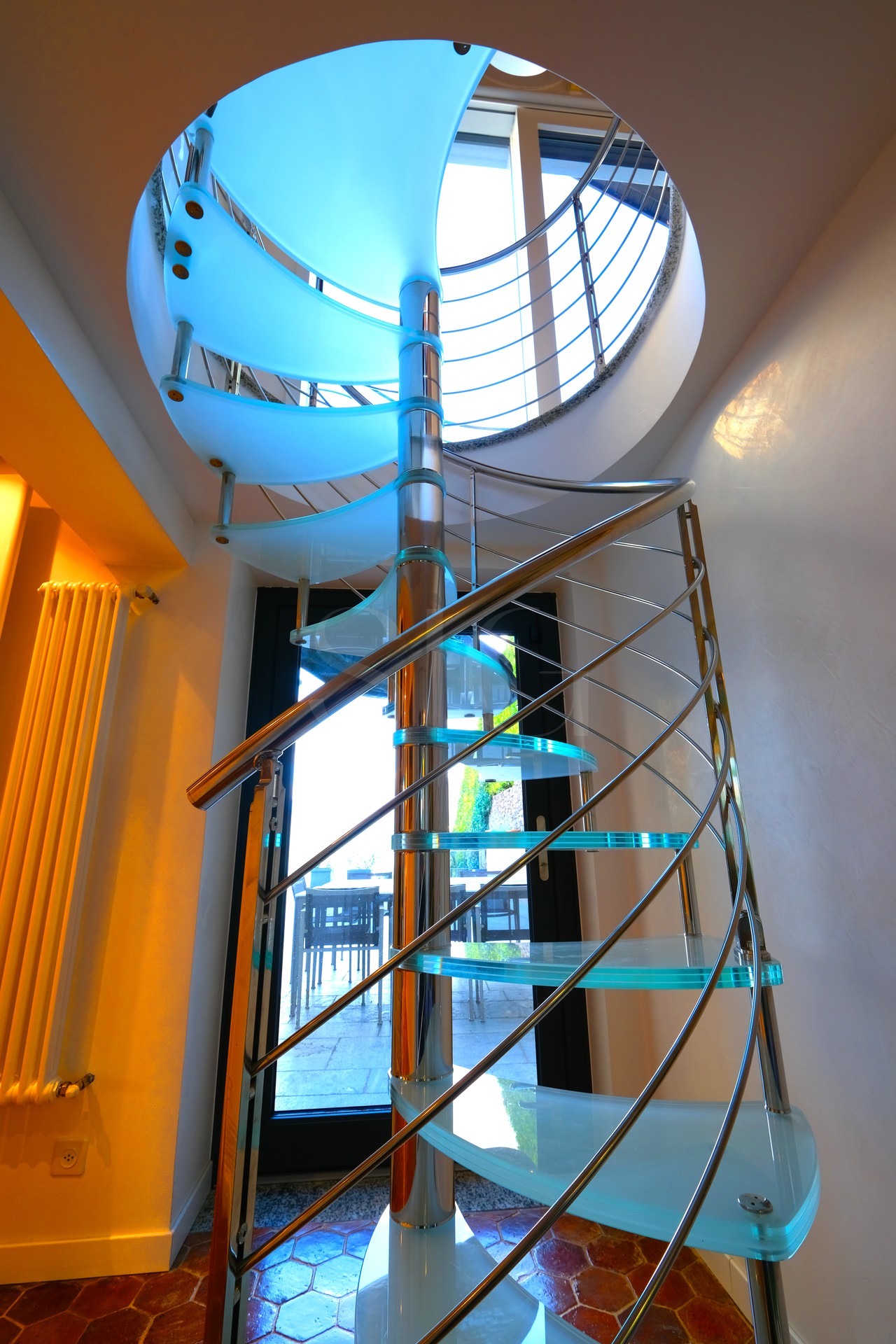 Spiralförmige Innentreppe mit Glasstufen