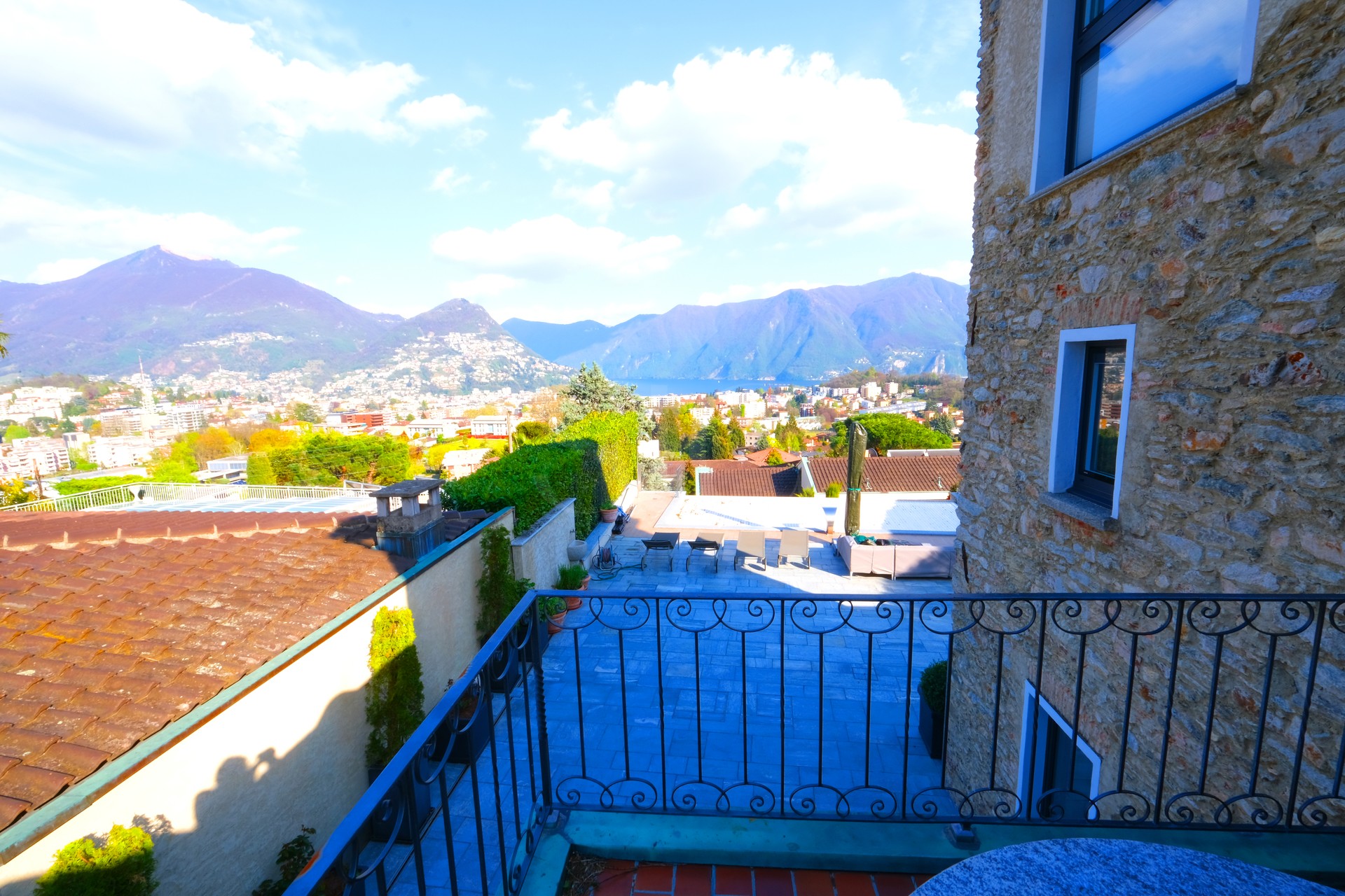 Terrasse mit Berg- und Stadtblick