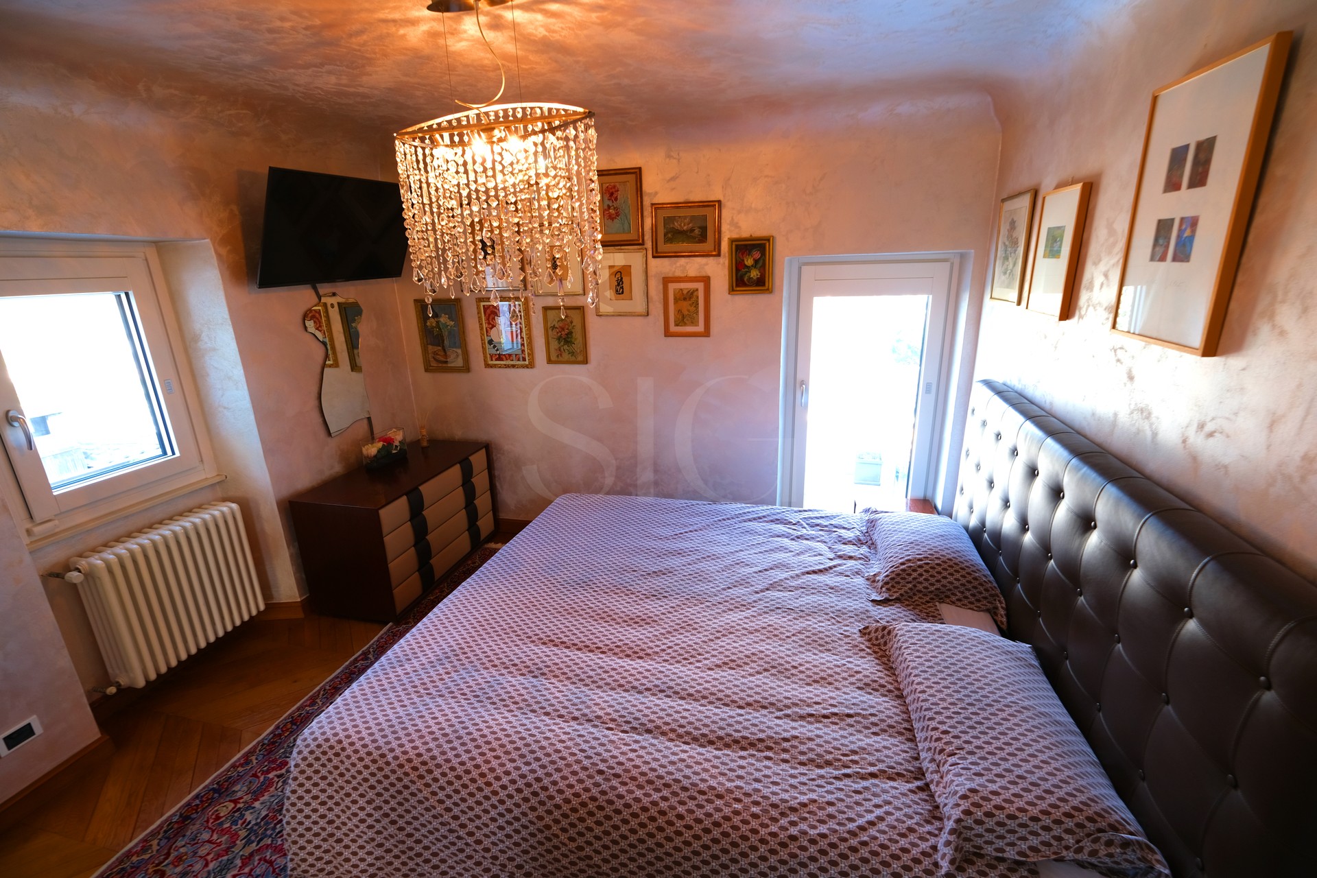 Schlafzimmer mit dekorativer Beleuchtung