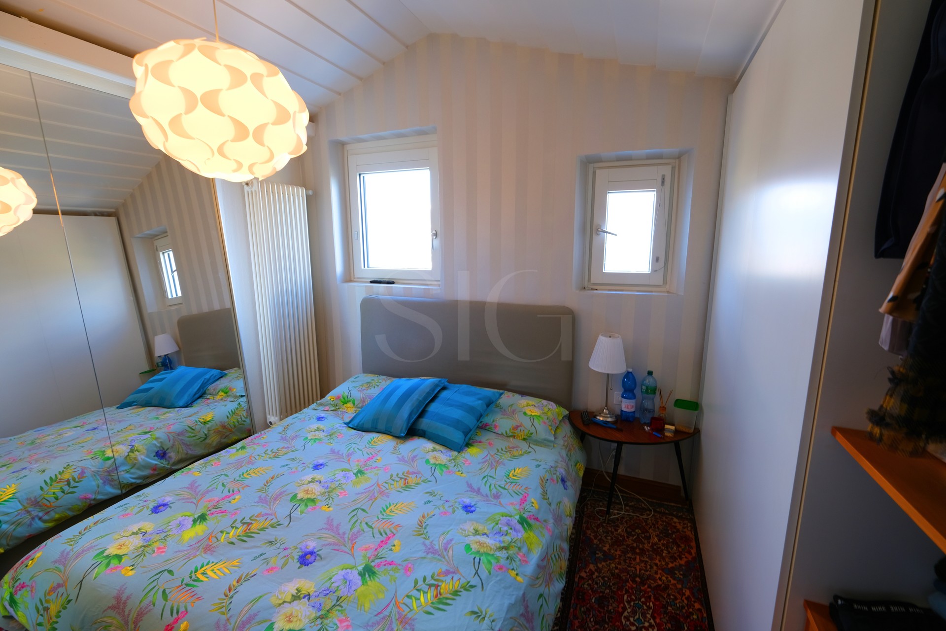 Gemütliches Schlafzimmer mit Doppelbett