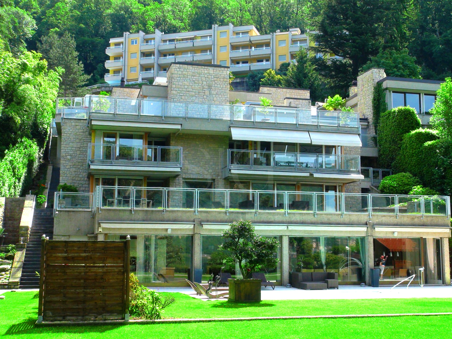 Terrassenartige Wohnanlage in grüner Hanglage