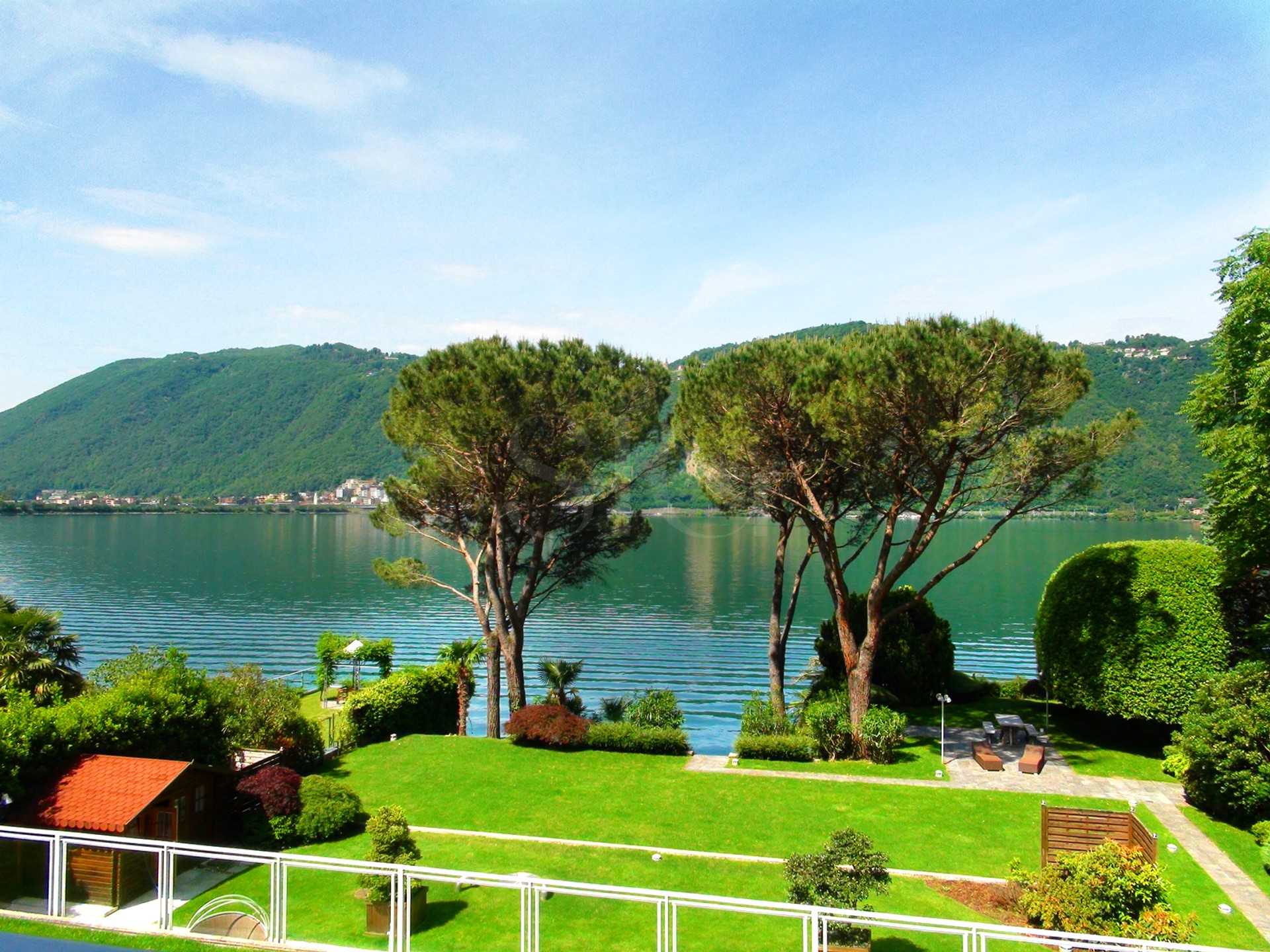 Seeblick mit Garten und Hügeln