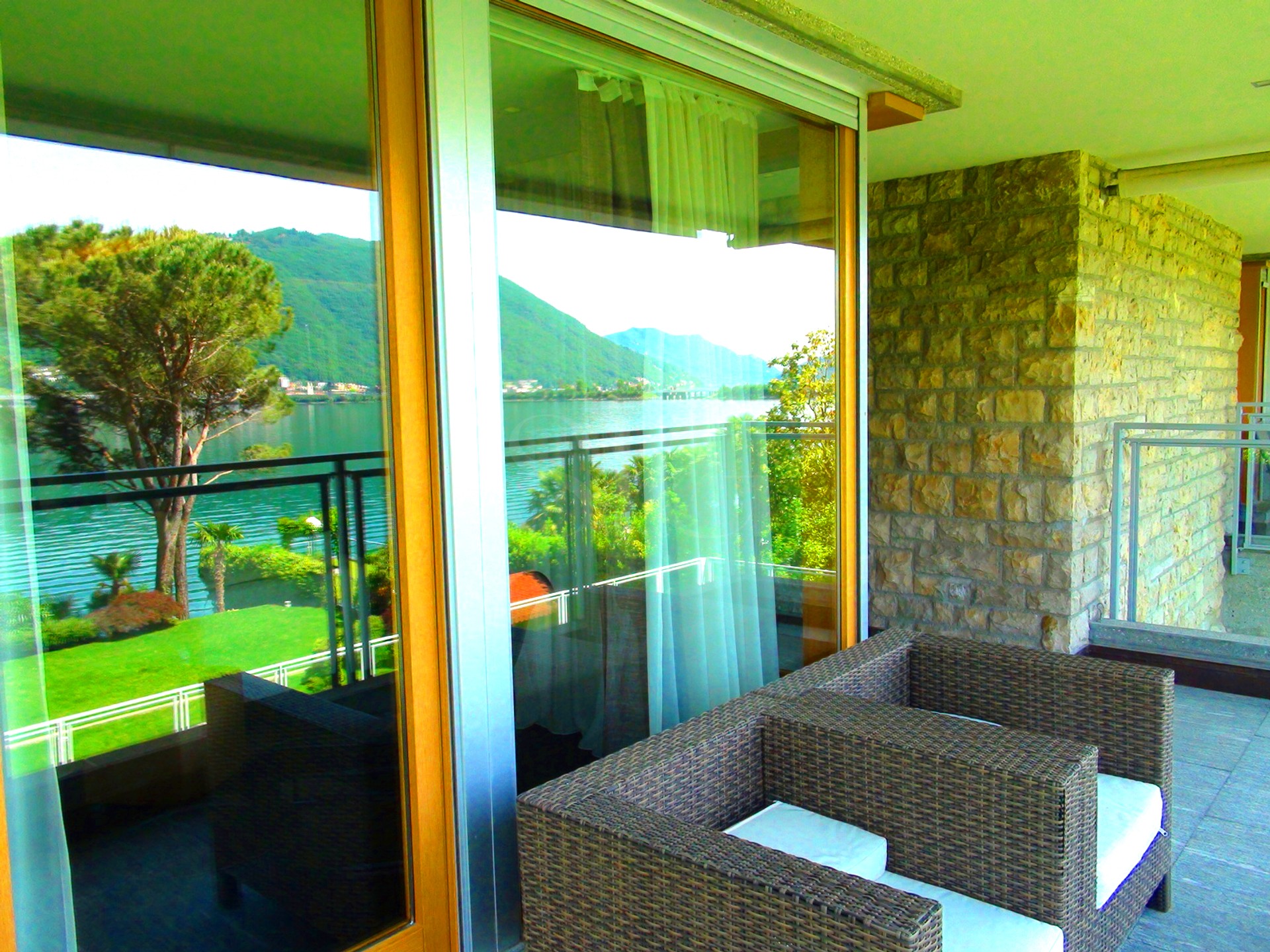 Seeblick von einer Terrasse