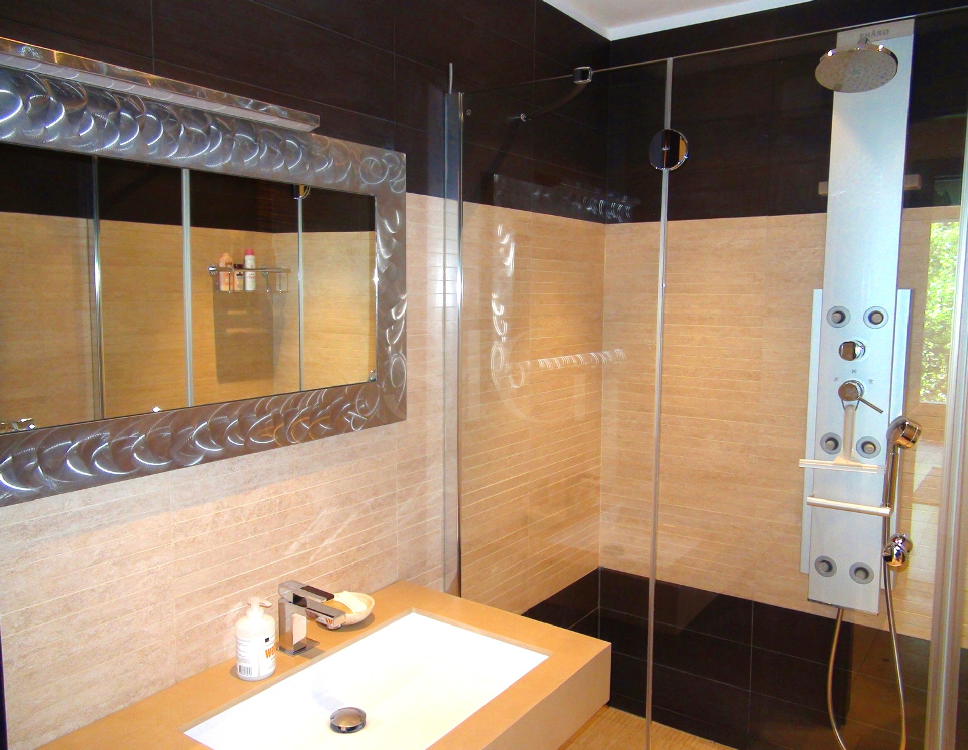 Luxuriöse Badedusche mit Spiegel und Glasabtrennung