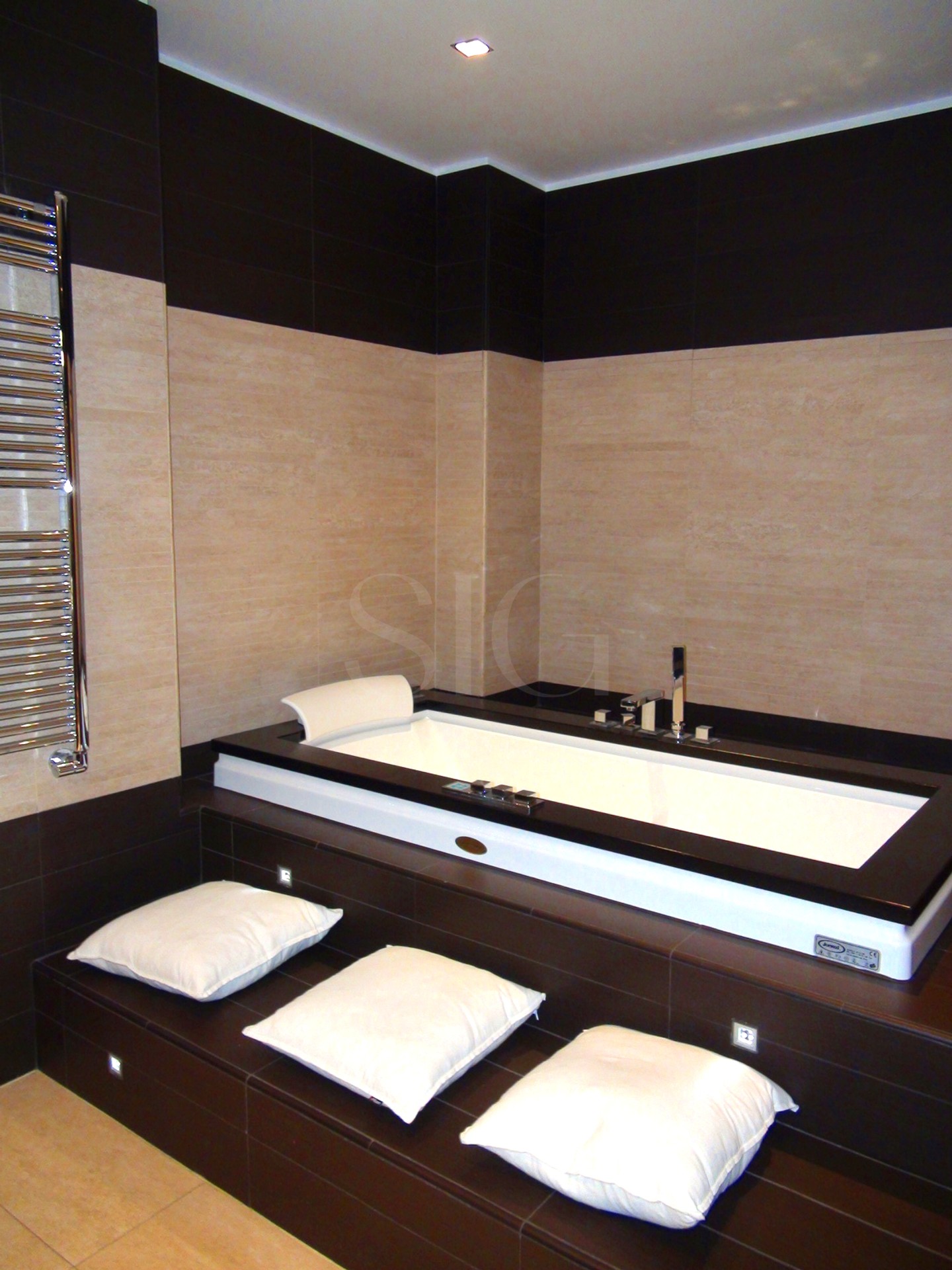 Modernes Badezimmer mit freistehender Wanne und dunkler Wandverkleidung