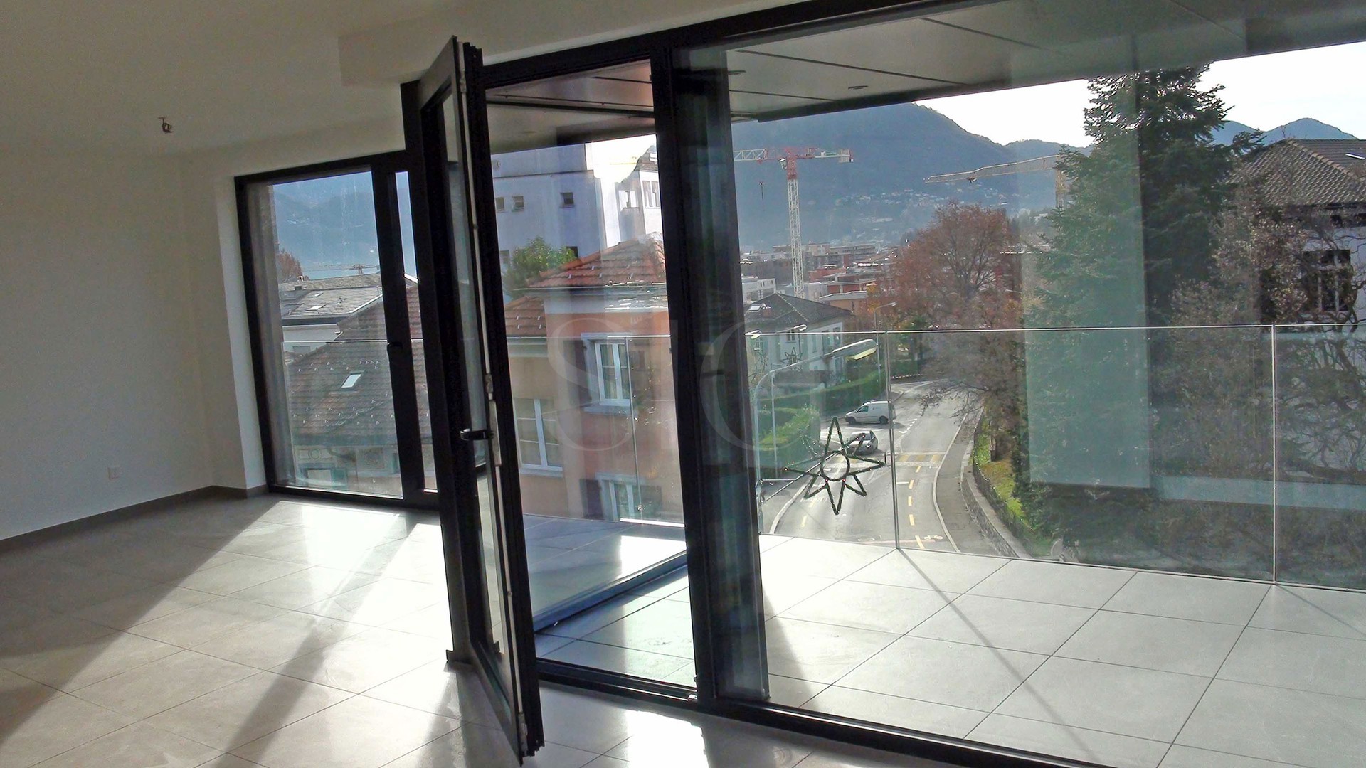 Helle Wohnung mit großer Glasfront und Bergblick