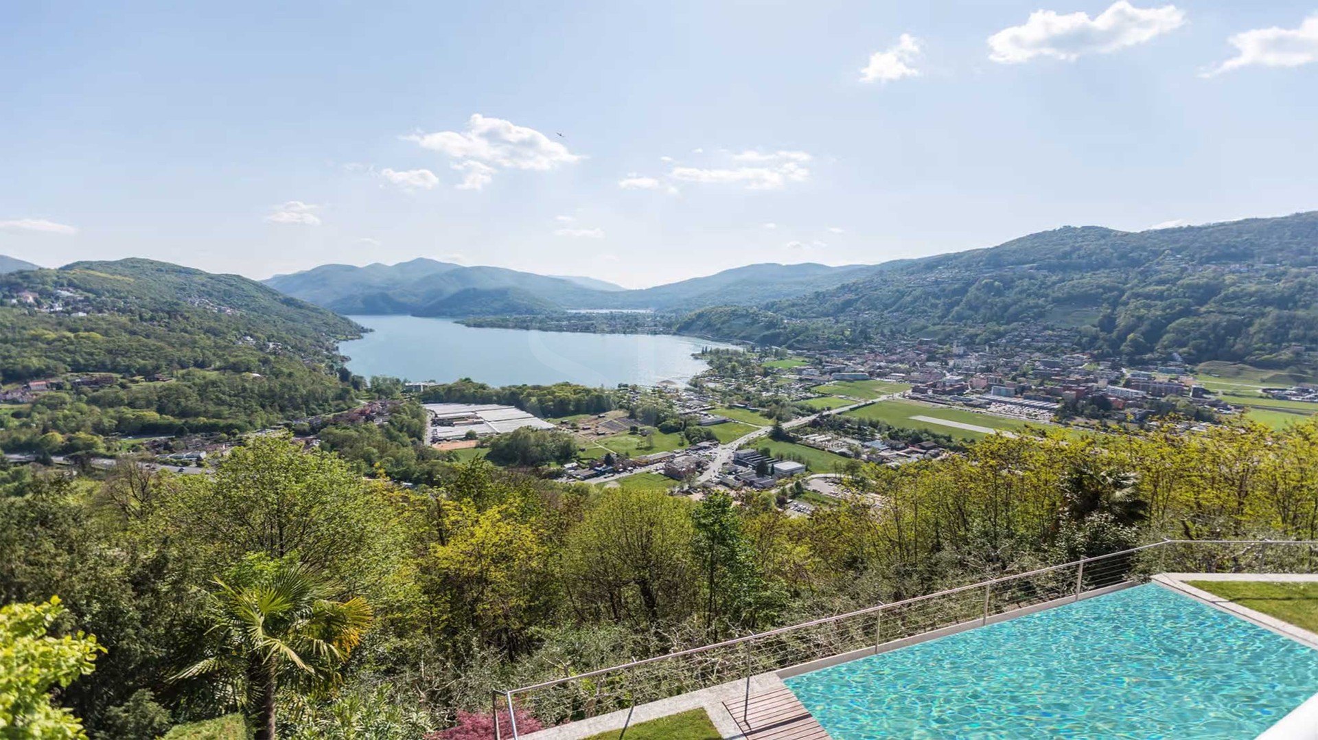 Pool mit Panoramablick