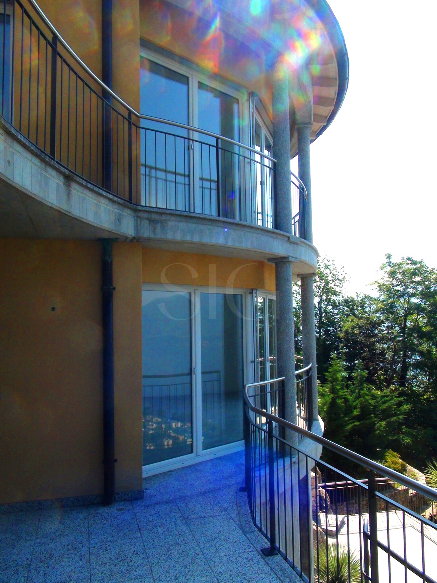Balkon mit geschwungener Fassadenansicht