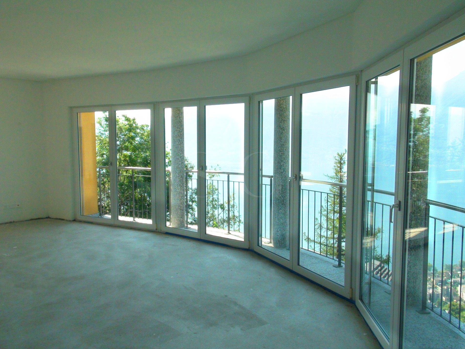 Großer leerer Raum mit Panoramafenstern