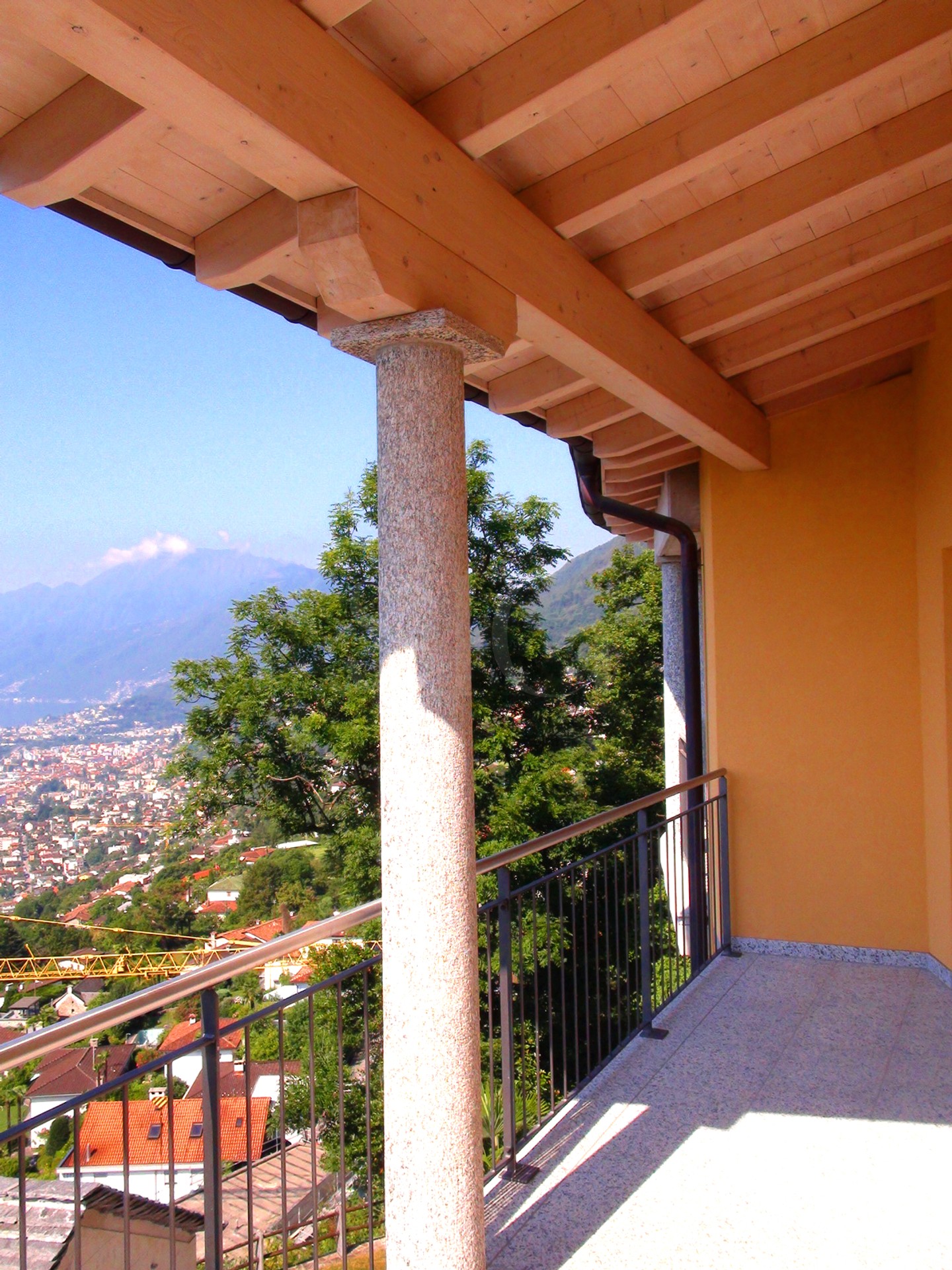 Balkon mit Berg- und Stadtblick