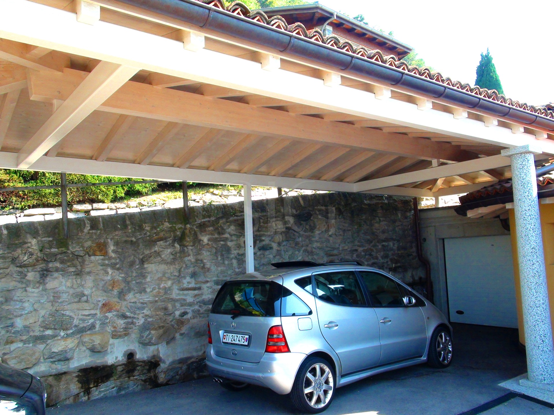 Carport mit geparktem Kleinwagen
