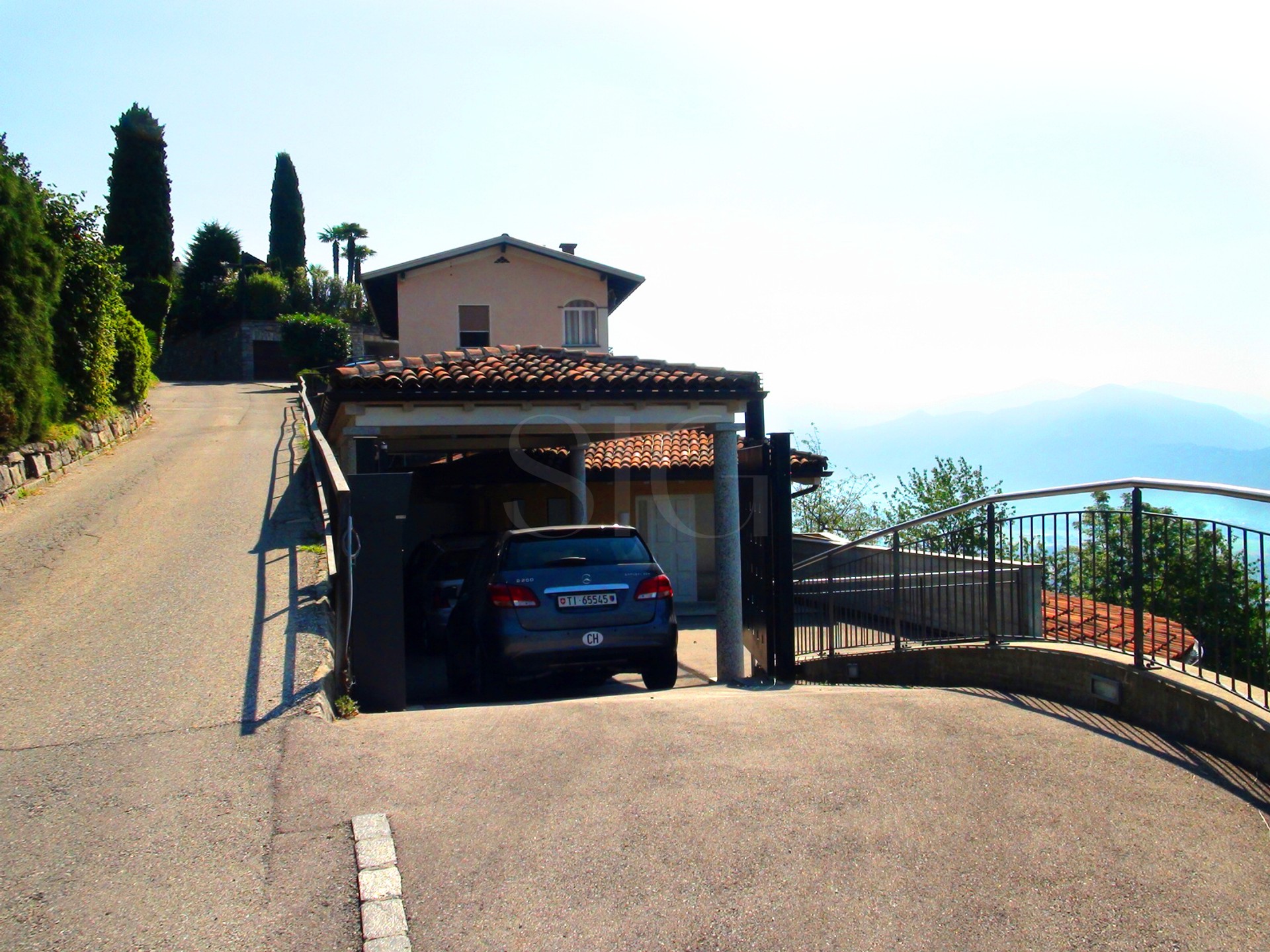 Außenansicht eines Hauses mit Garage und Meerblick