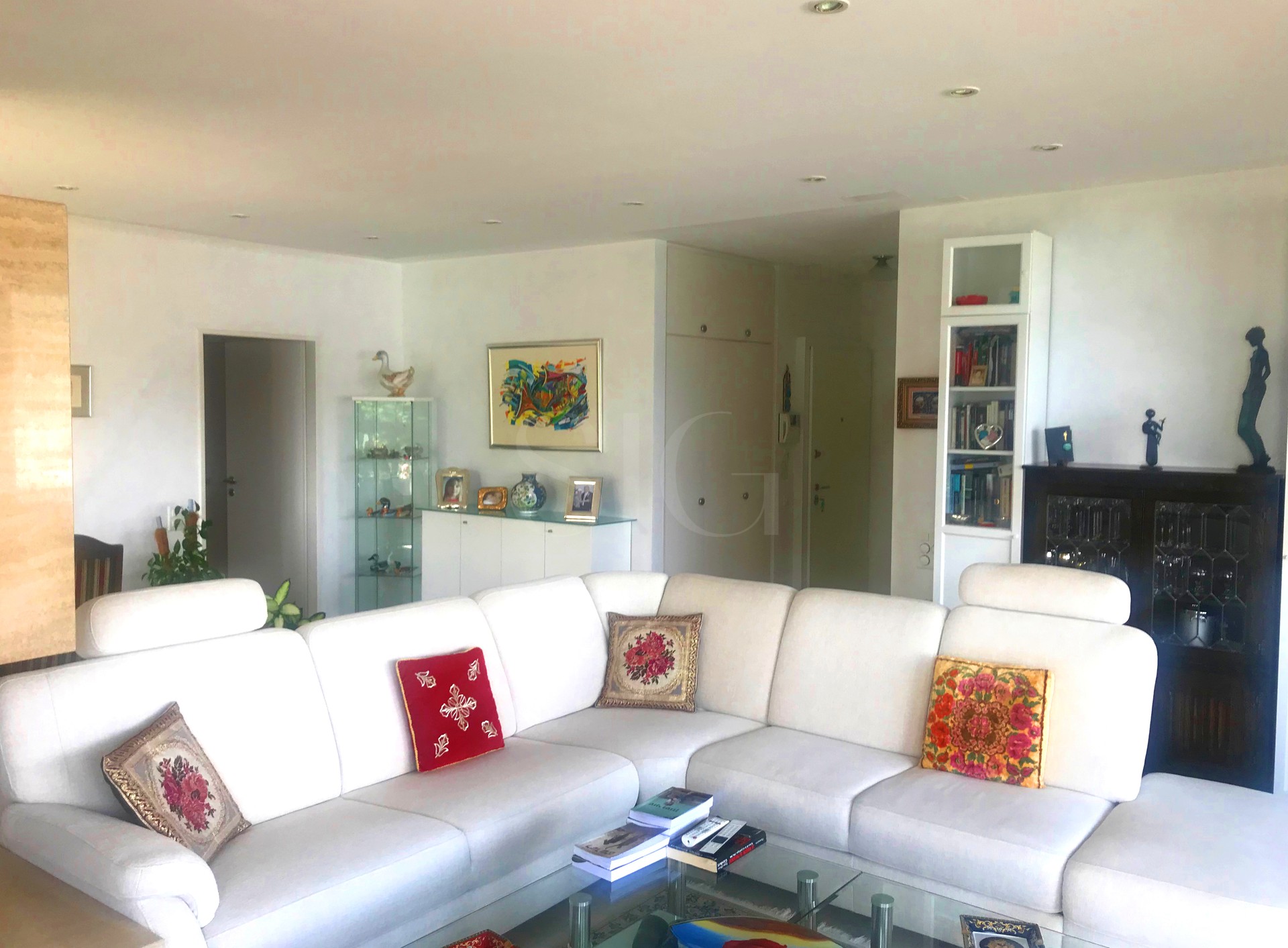 Helles Wohnzimmer mit Ecksofa