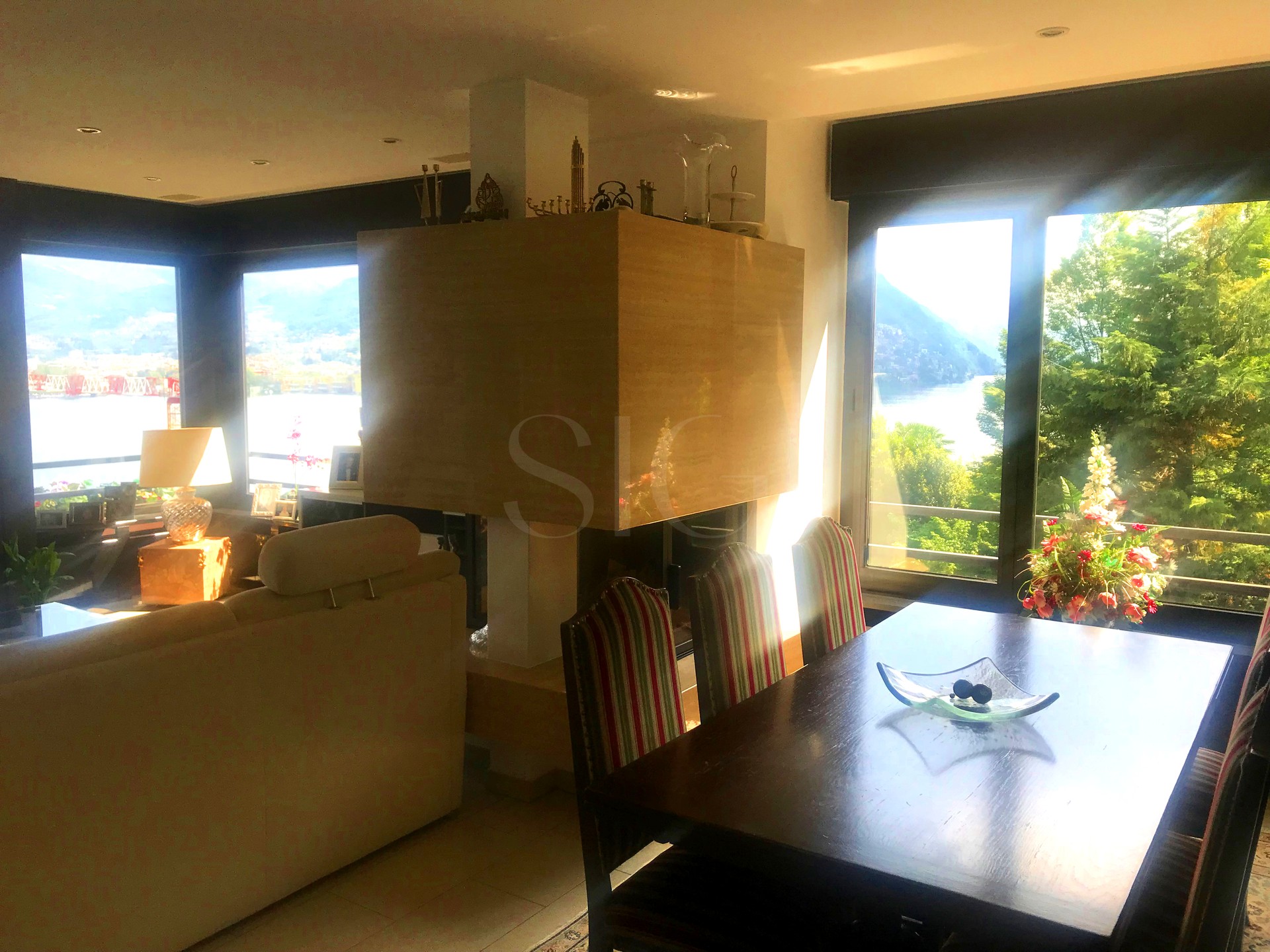 Wohn- und Essbereich mit Panoramafenstern