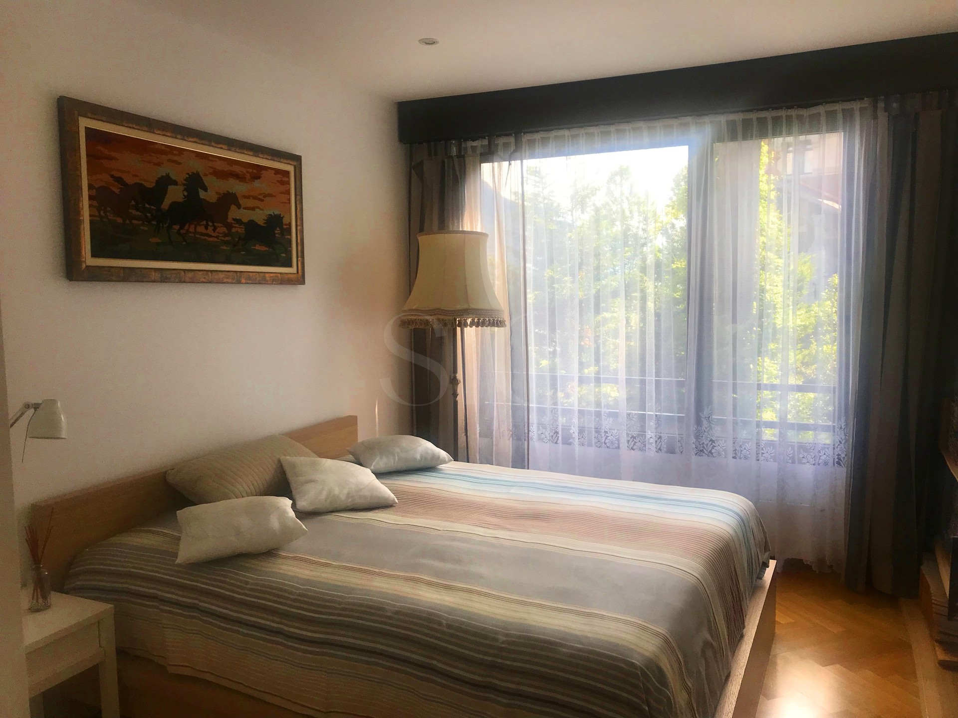 Schlafzimmer mit großem Fenster und Einzelbett