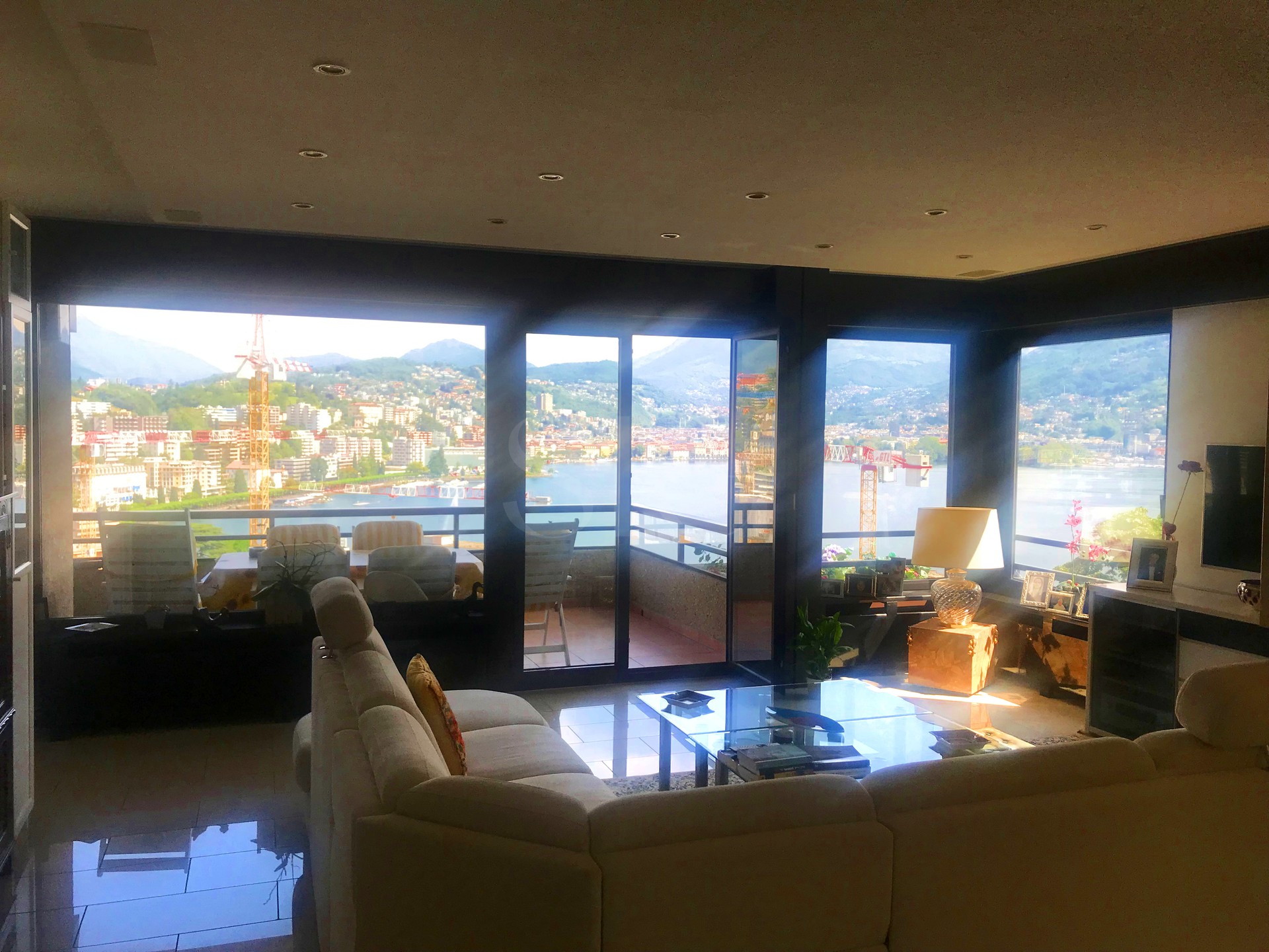 Wohnzimmer mit Panoramafenstern und Seeblick
