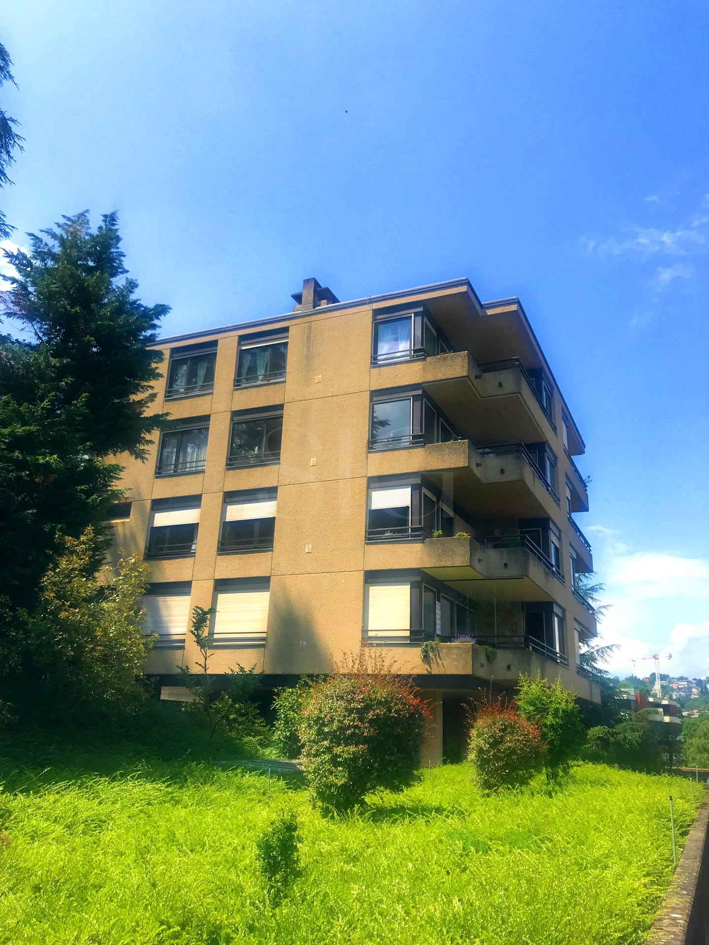 Mehrfamilienhaus mit Balkonen