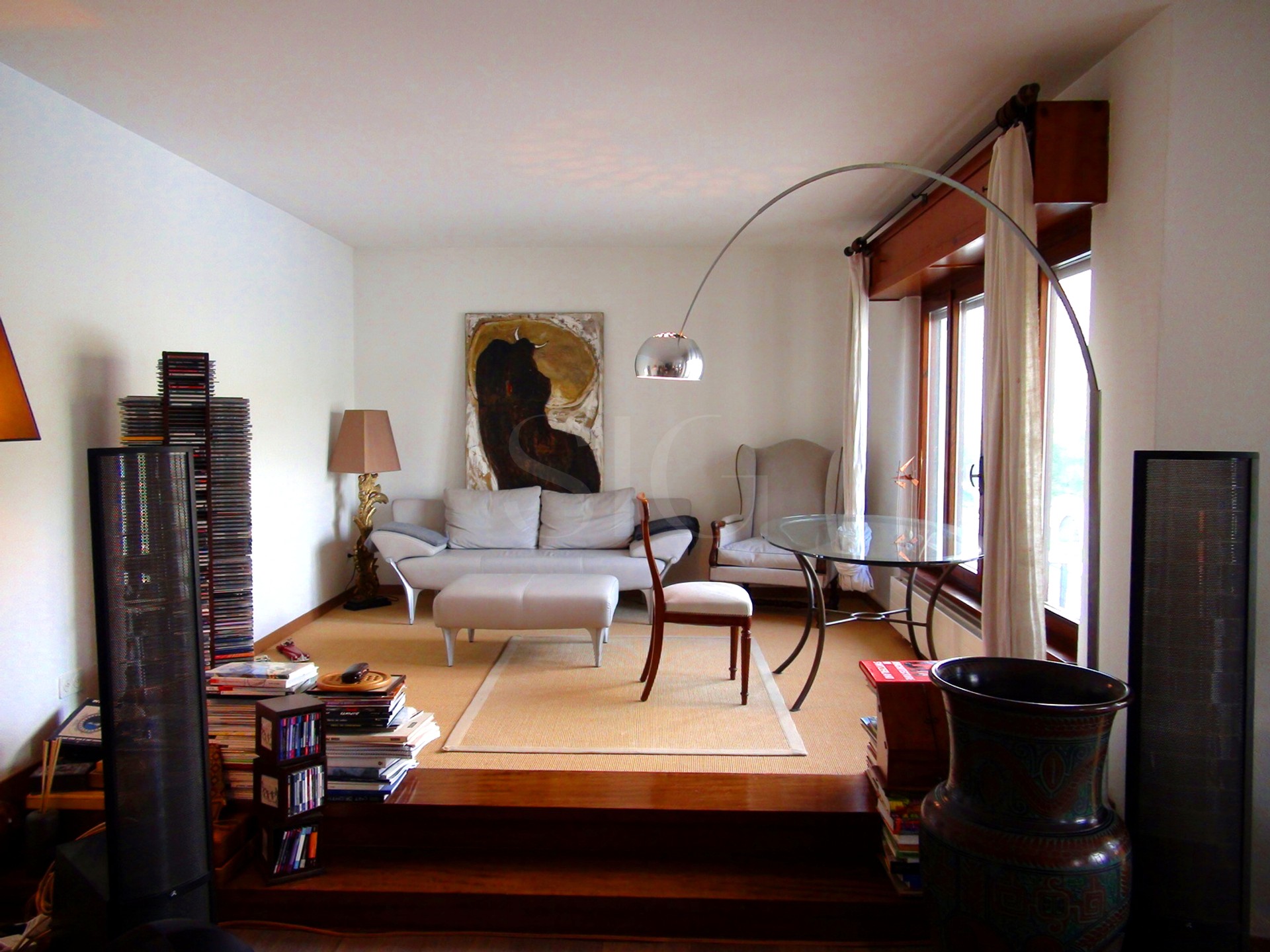 Helles Wohnzimmer mit großer Fensterfront