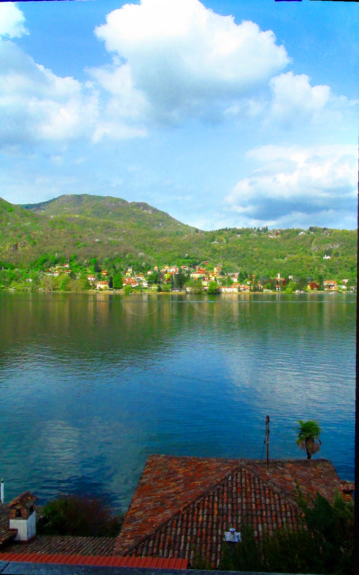See- und Bergblick mit Dach im Vordergrund