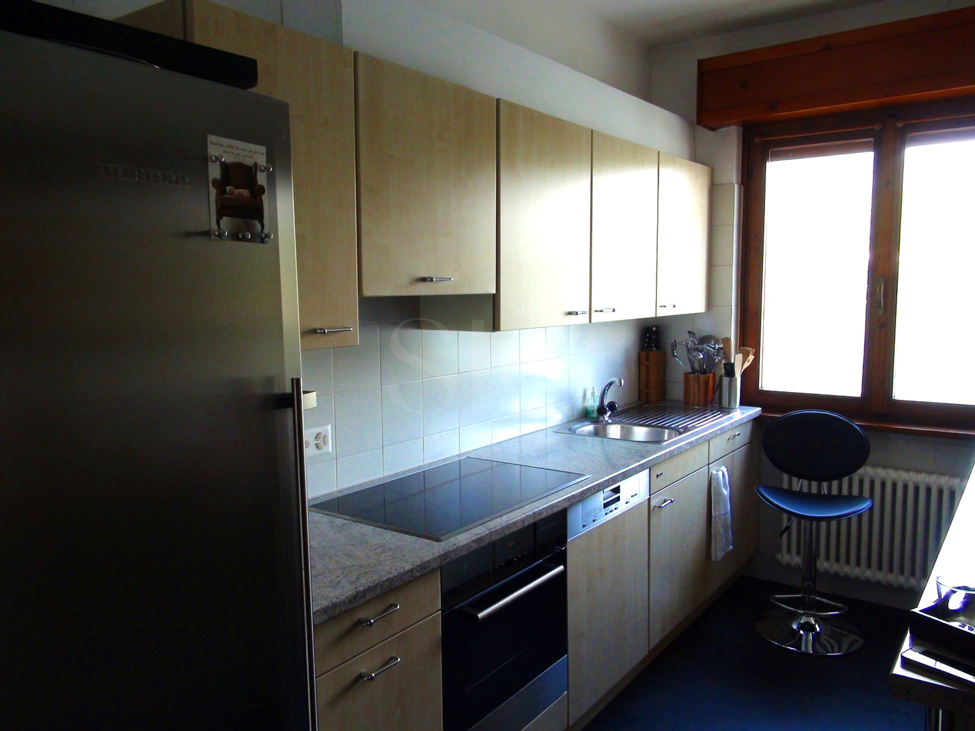 Kleine Küche mit Fenster und hellen Fronten