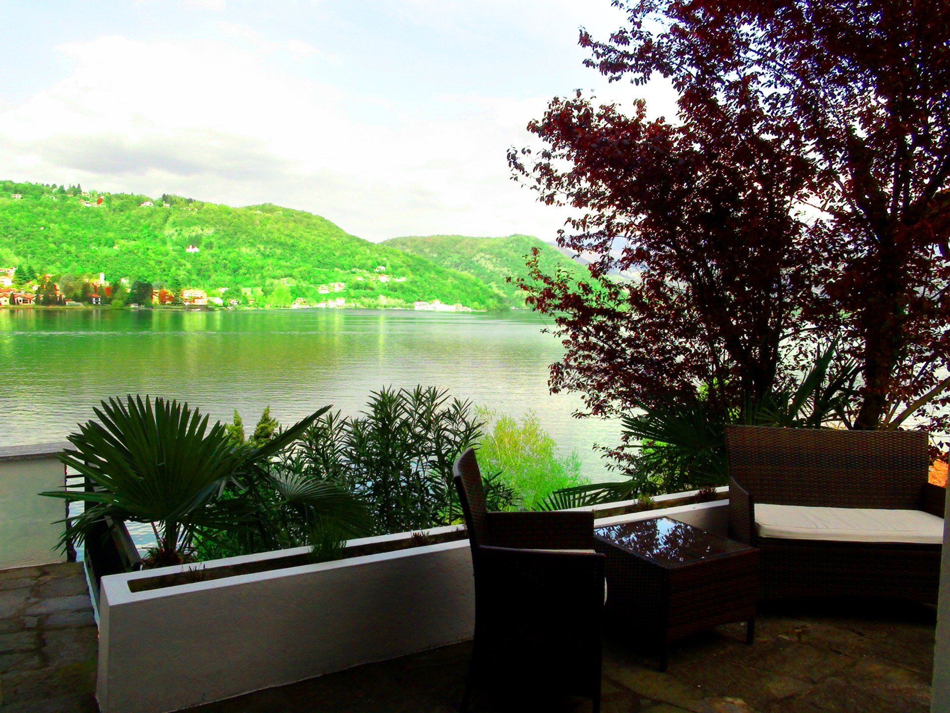 Seeterrasse mit Blick auf See und Berge