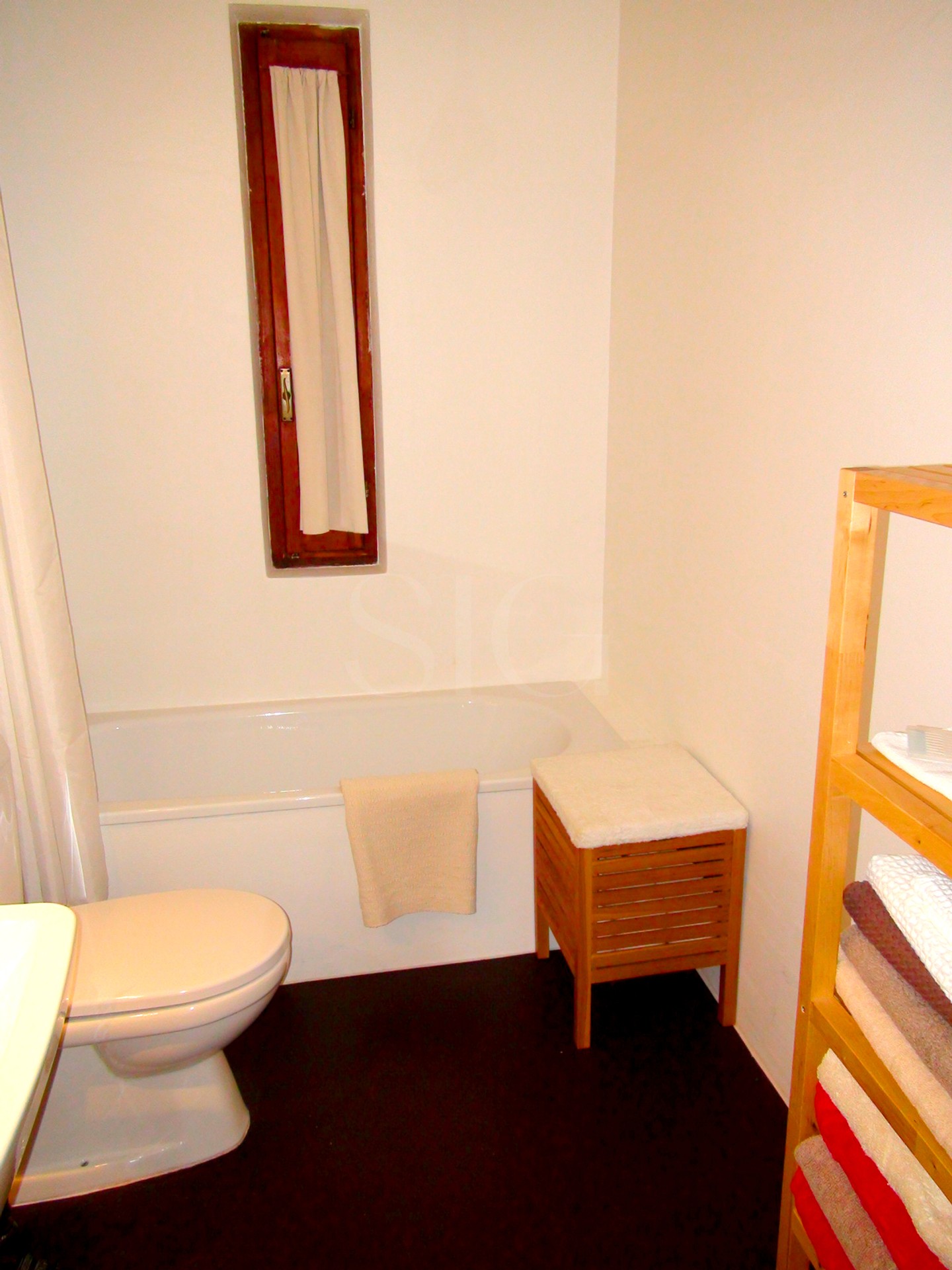 Kleines Badezimmer mit Wanne und WC