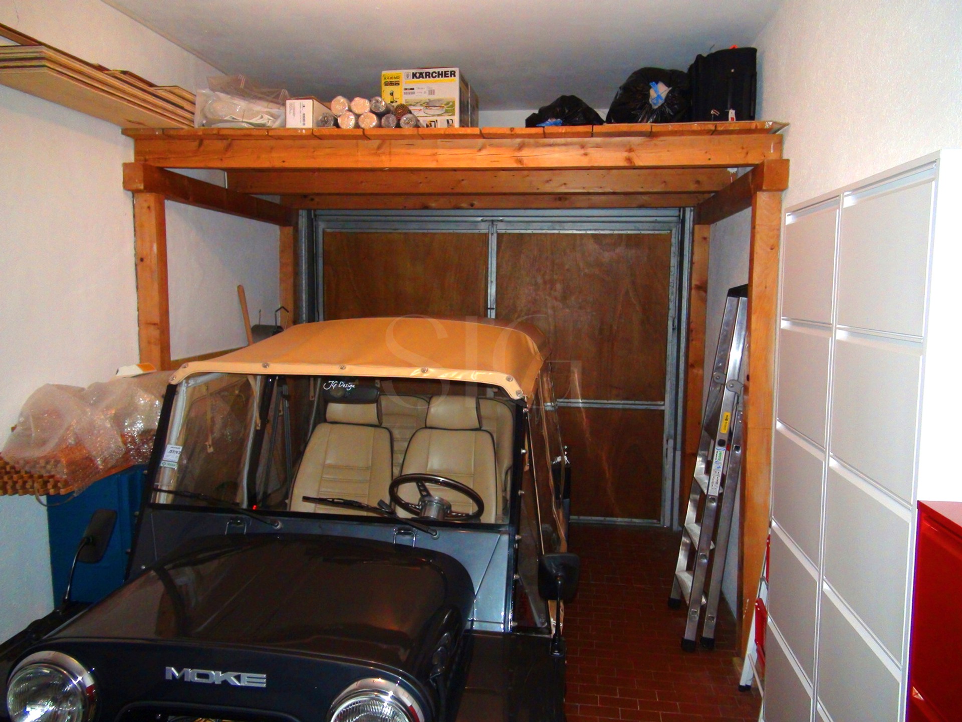 Garage mit gelagertem Fahrzeug