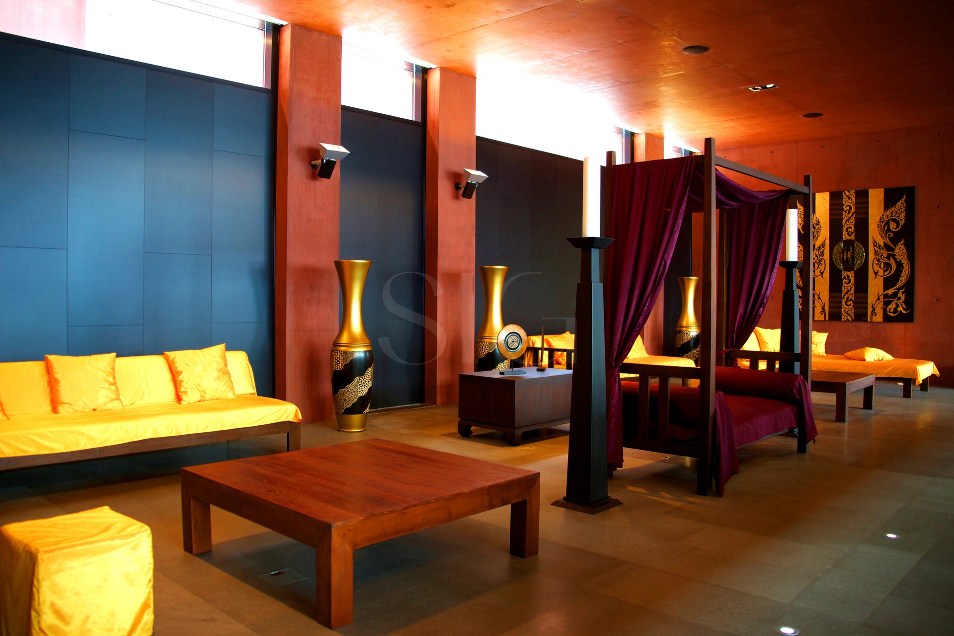 Luxuriöser Lounge-/Schlafbereich mit dunklem, exotischem Interieur