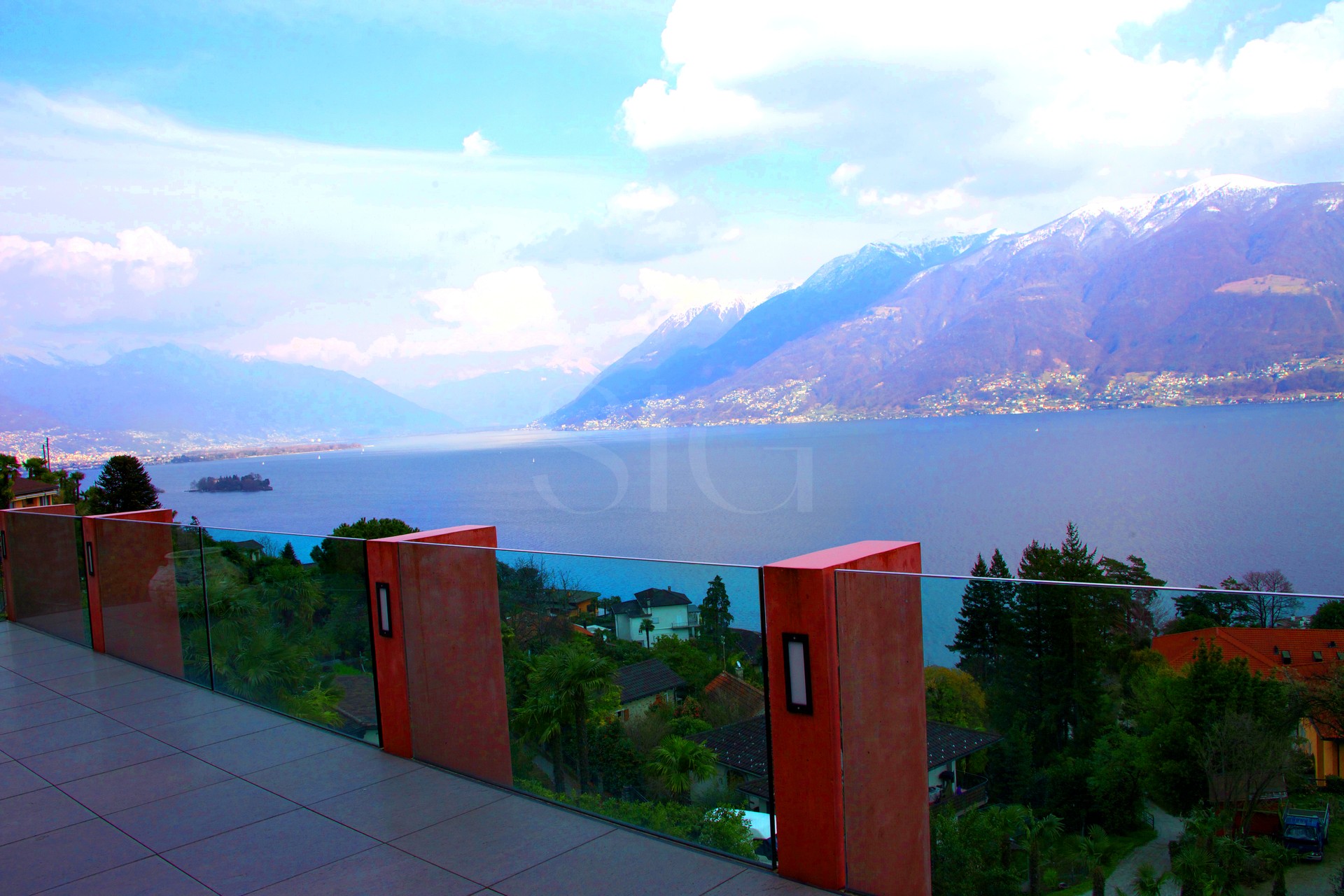 Seeblick von einer Terrasse mit Glasgeländer