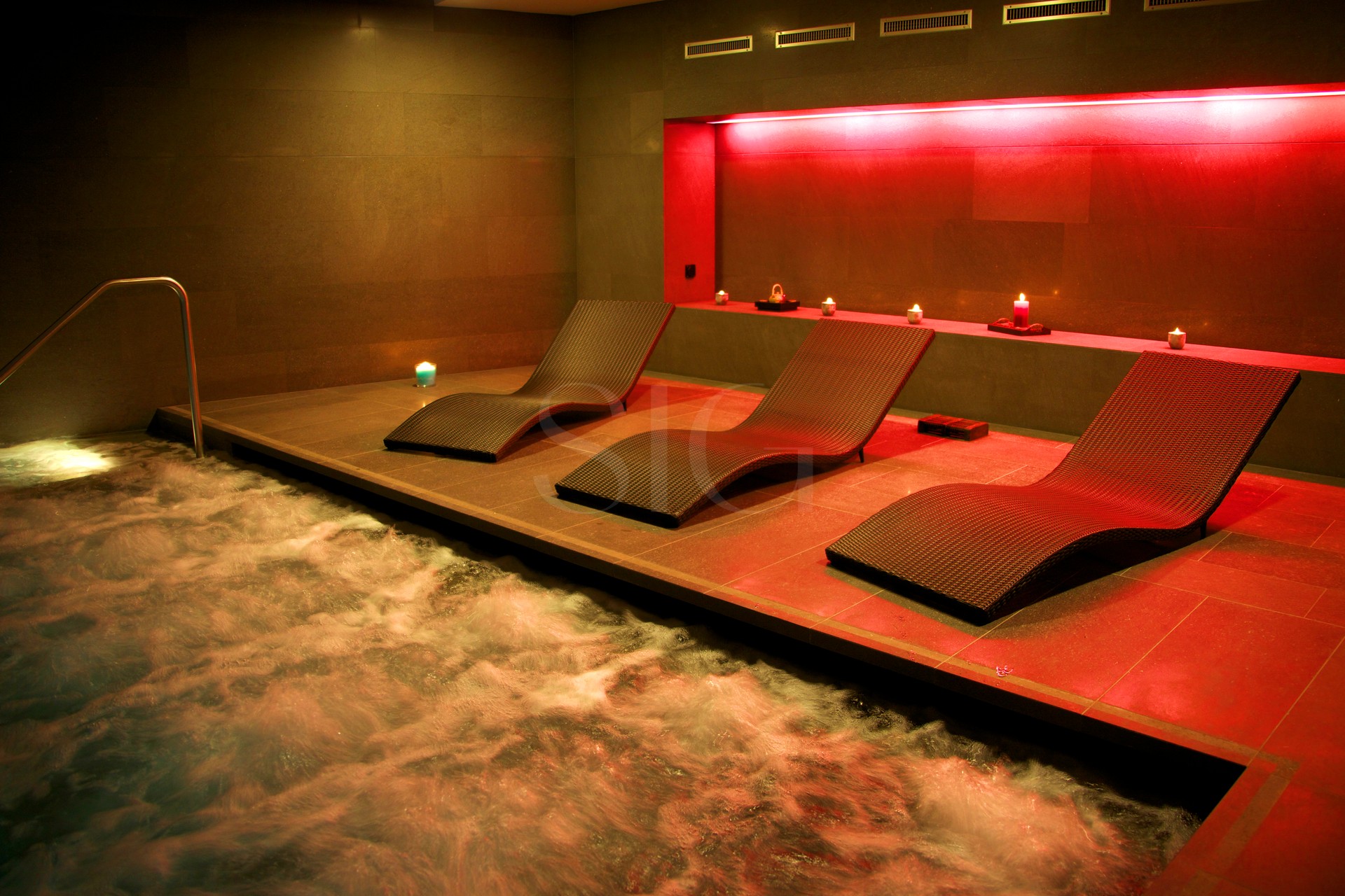 Wellnessbereich mit Whirlpool und Liegen