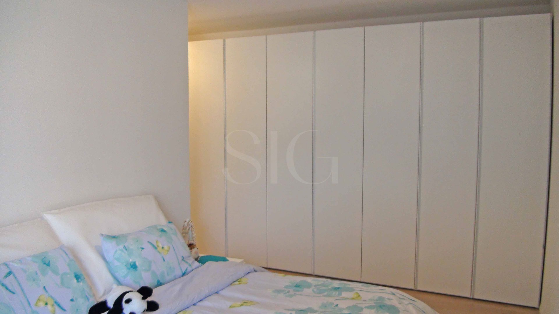 Schlafzimmer mit Einbauschrank