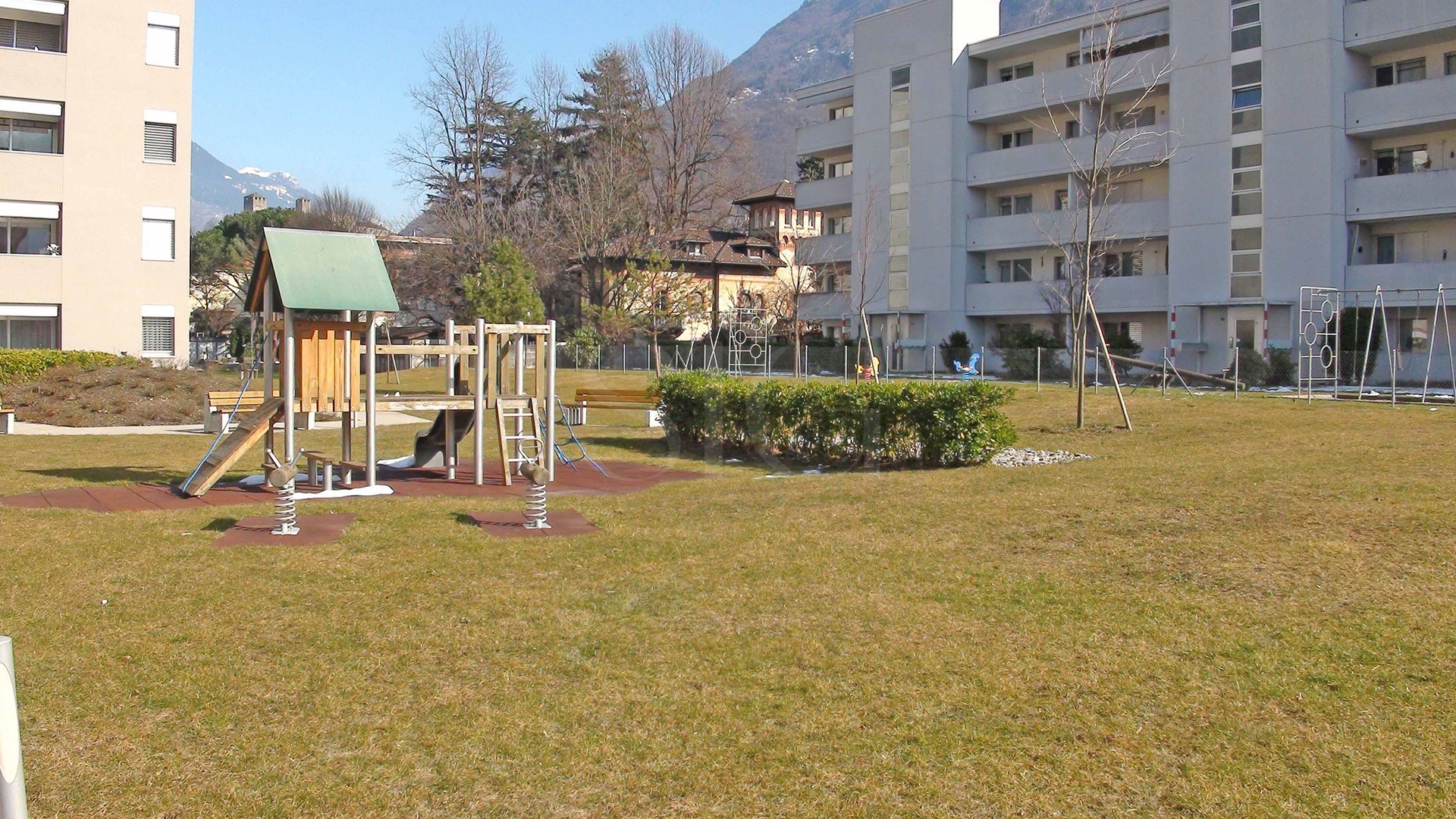Wohnanlage mit Spielplatz im Außenbereich