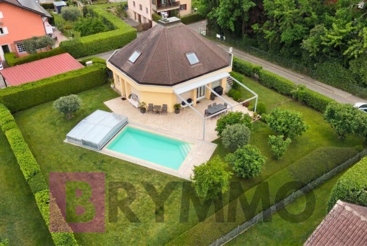 Luftaufnahme eines Hauses mit Garten und Pool