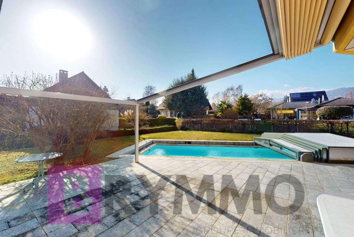 Poolterrasse mit Gartenblick
