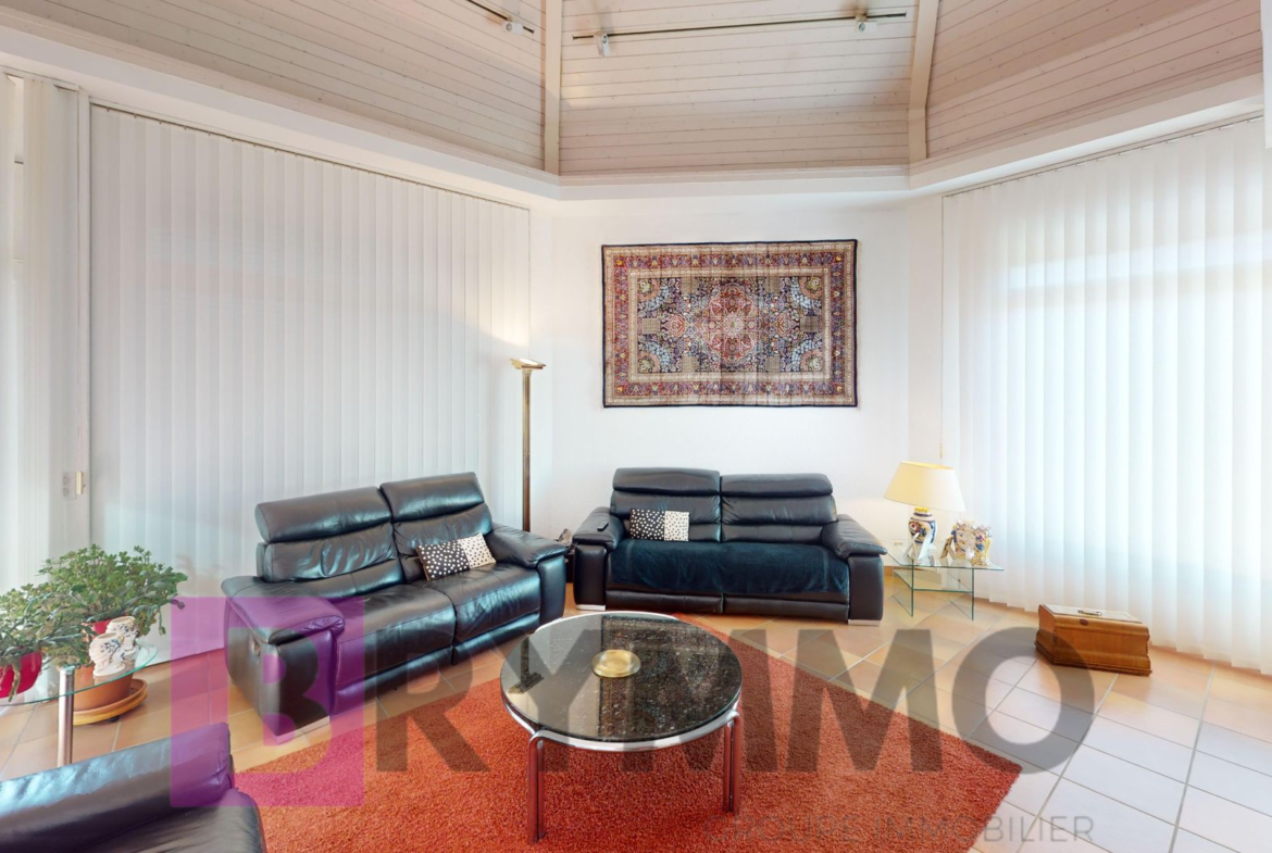 Helles Wohnzimmer mit hoher Decke