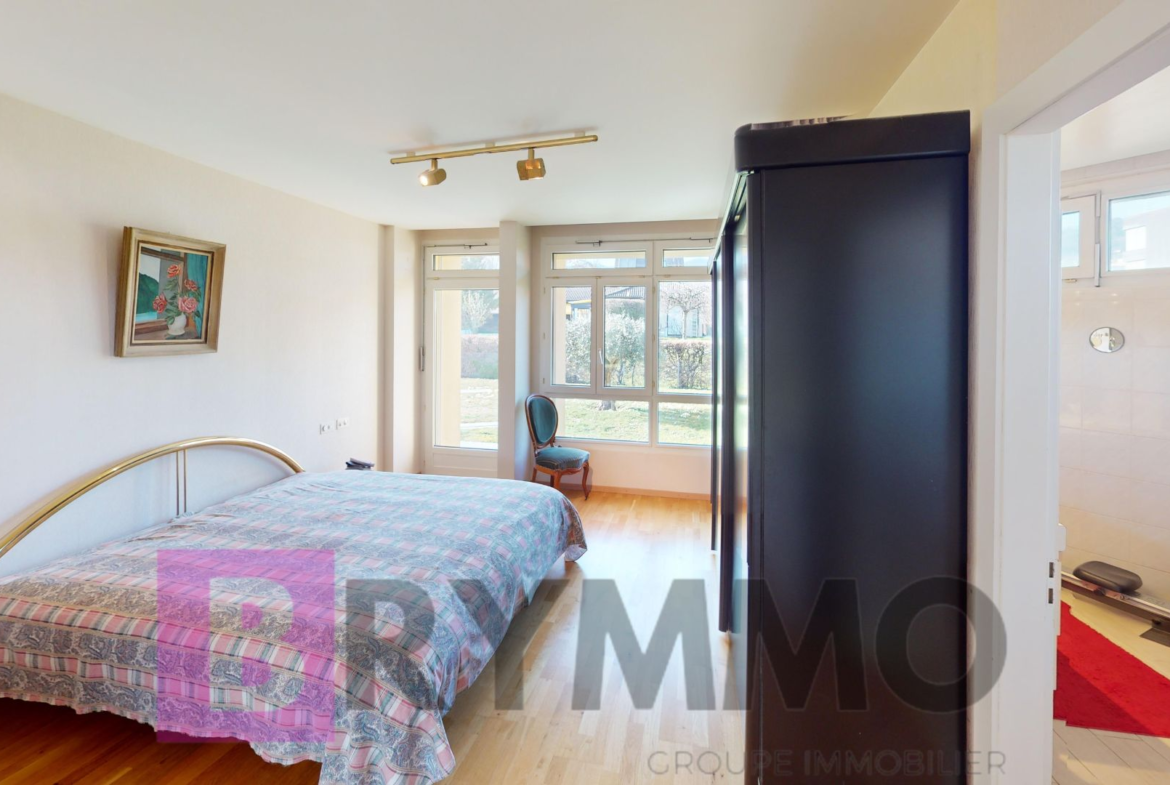 Helles Schlafzimmer mit großem Fenster