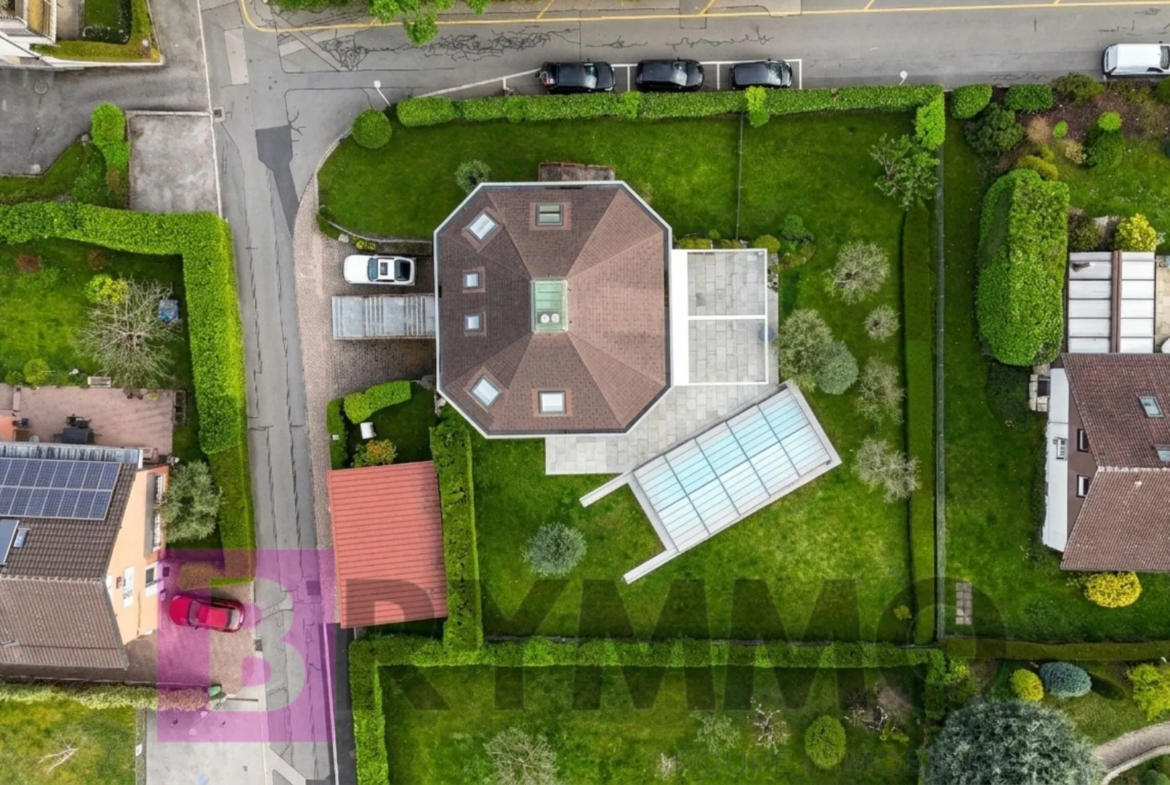 Luftaufnahme eines Wohnhauses mit Garten