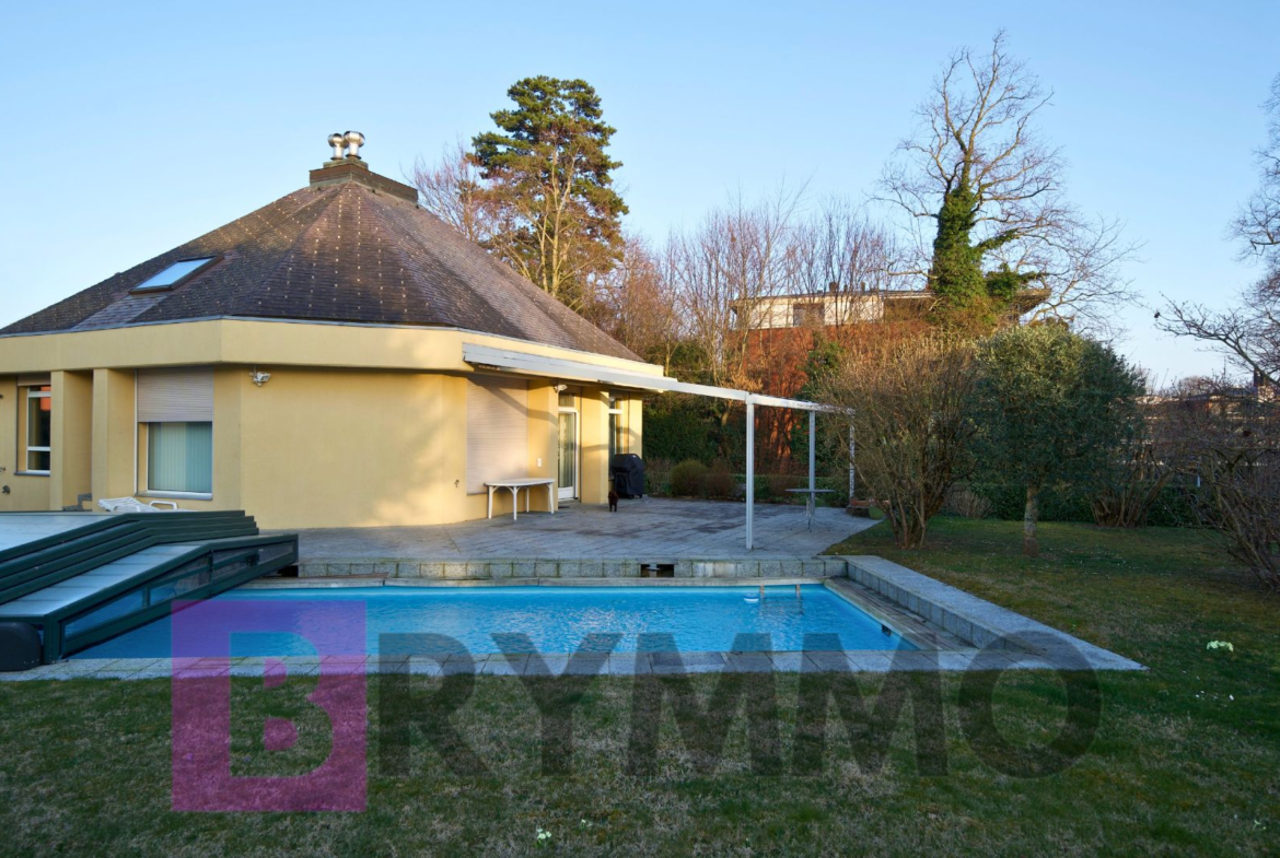 Außenansicht mit Pool und Garten