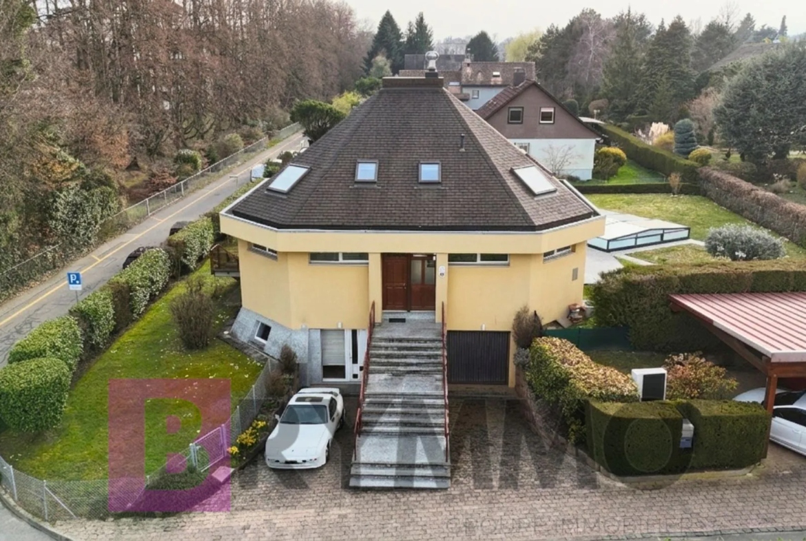 Auffälliges Einfamilienhaus mit Walmdach und Außentreppe