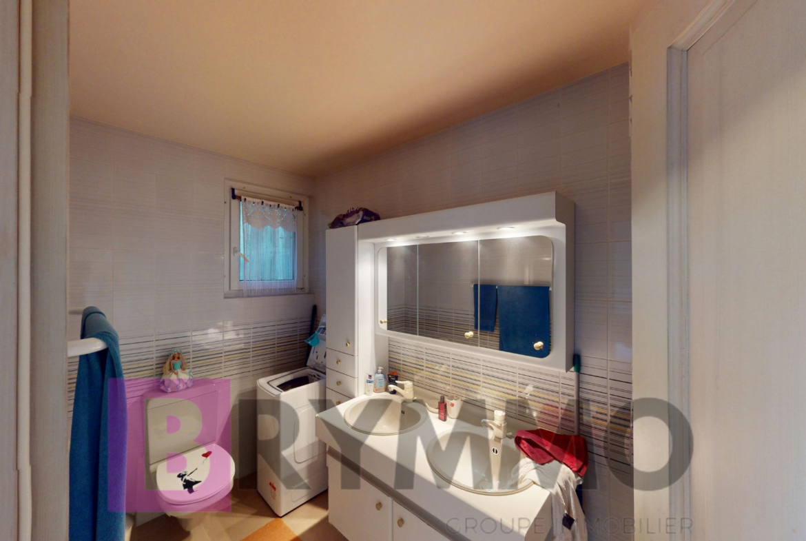 Kleines Badezimmer mit Waschtisch und WC