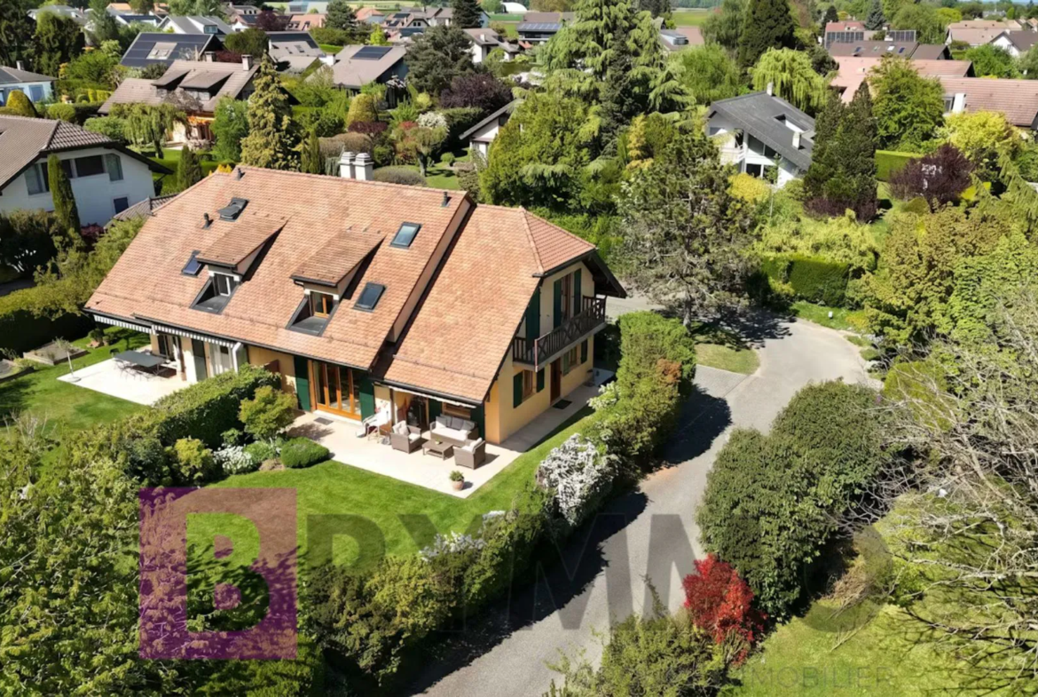 Luftaufnahme eines Wohnhauses mit Garten