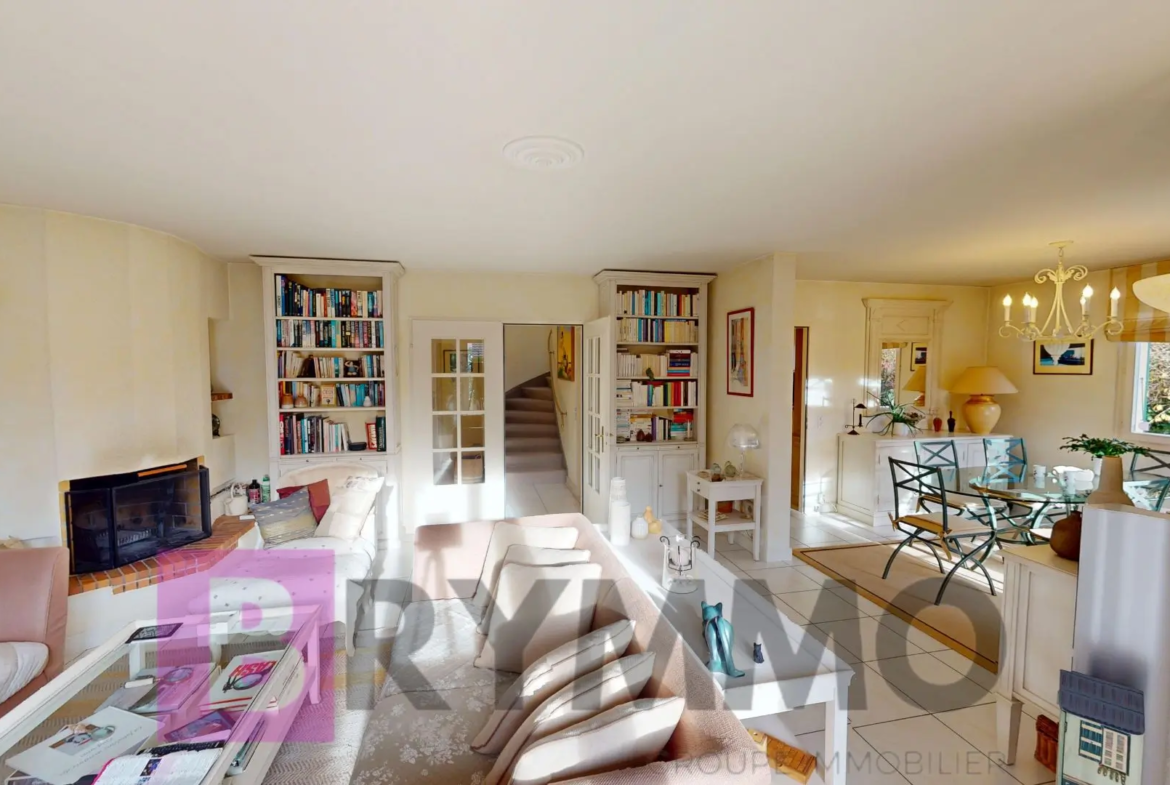 Heller Wohn- und Essbereich mit Kamin und Bibliotheksregalen
