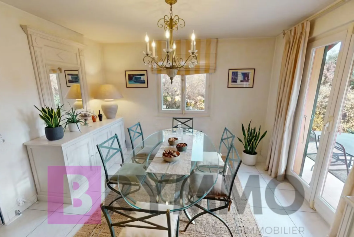Esszimmer mit Glastisch und Chandelier