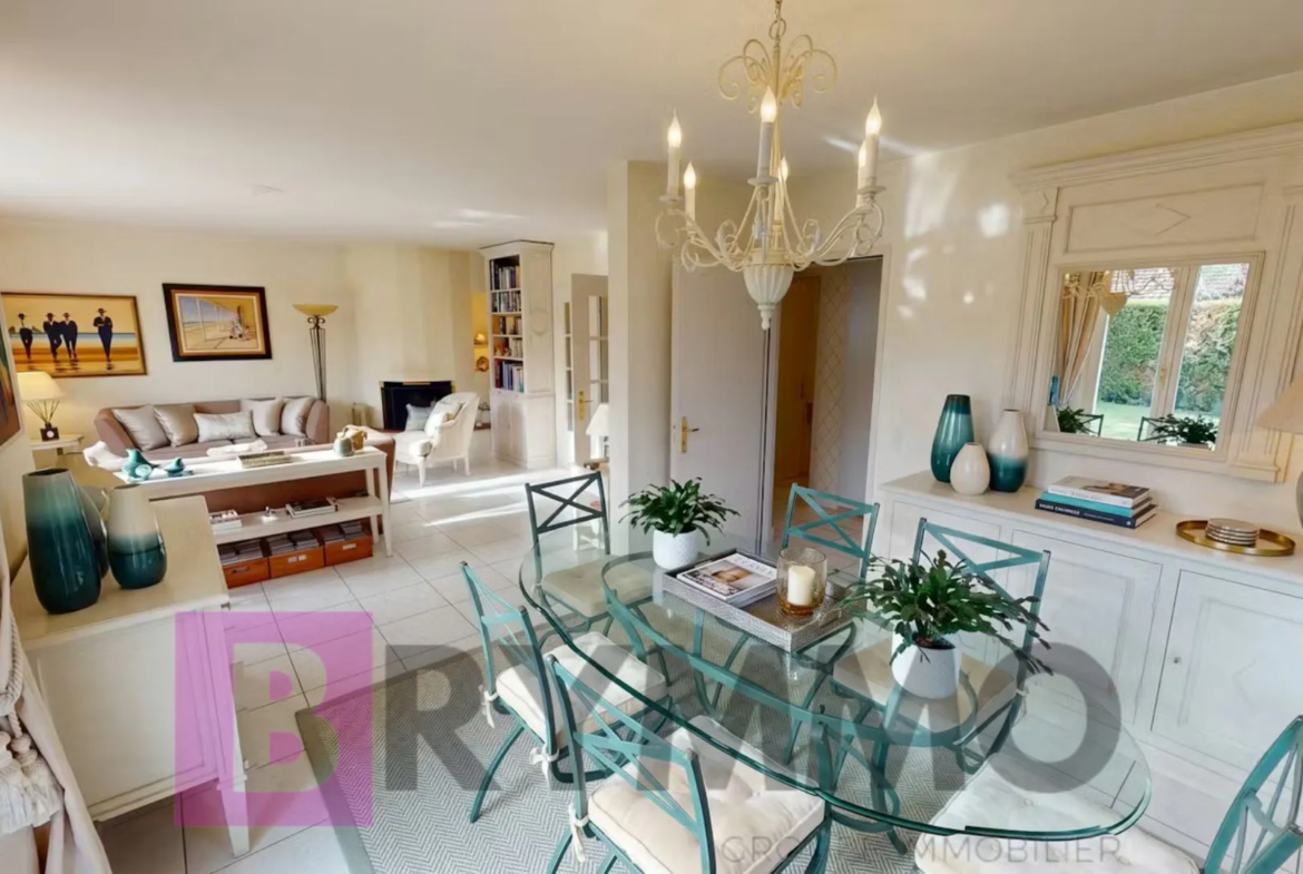 Elegantes Esszimmer mit Wohnbereich