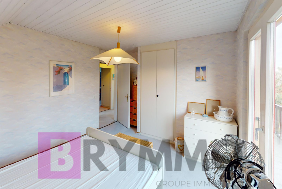 Helles Schlafzimmer mit Balkonzugang