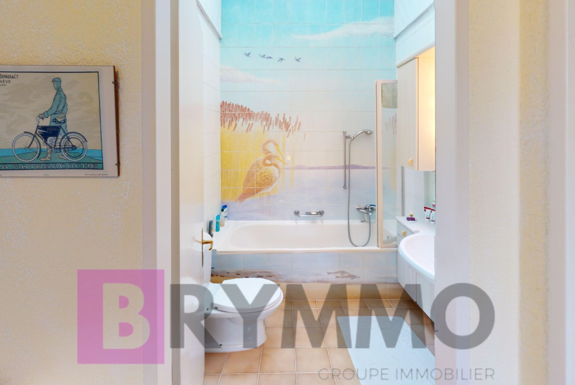 Badezimmer mit Wannenbad und Wandmalerei