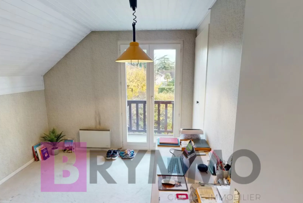 Dachzimmer mit Balkon und Arbeitsecke